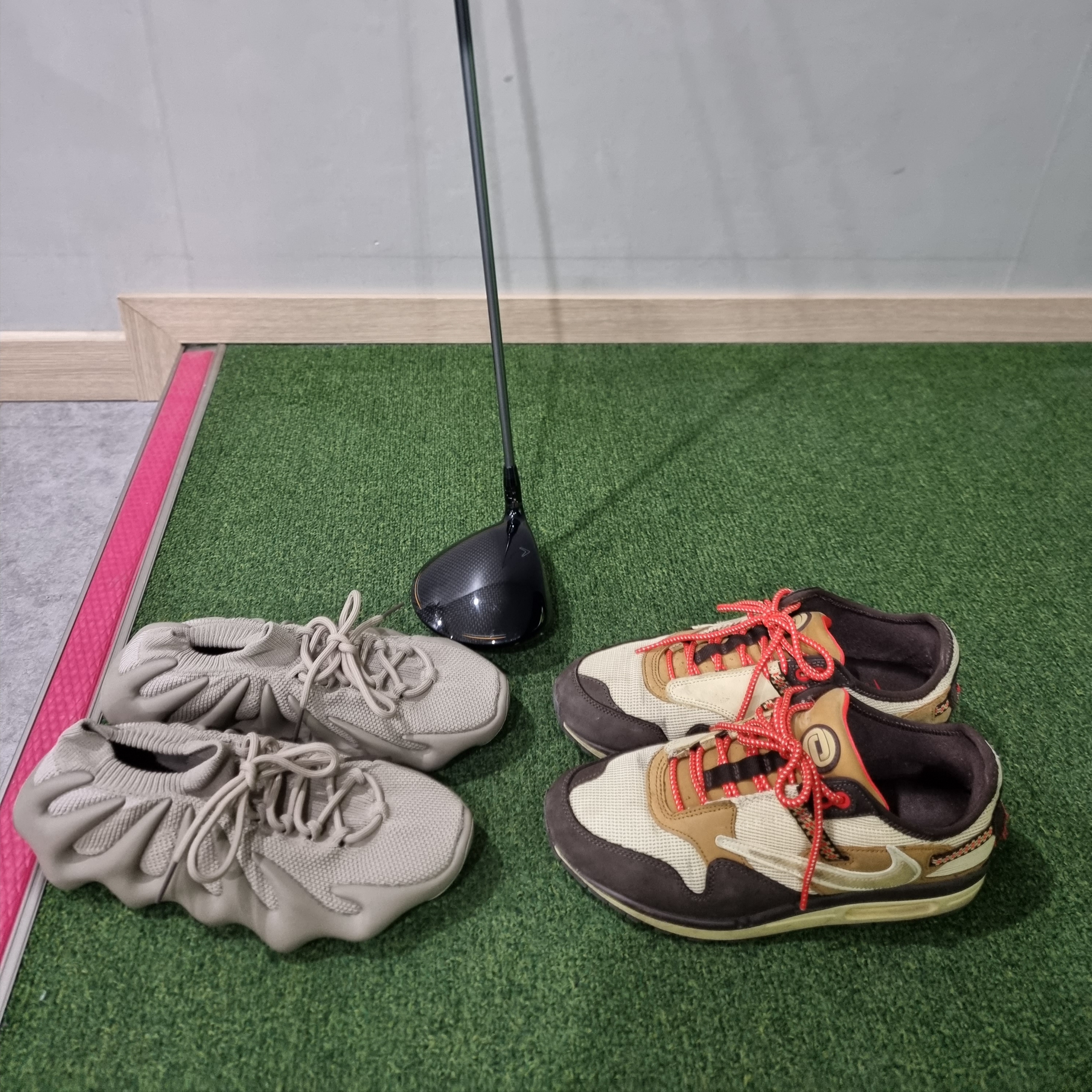 Adidas Yeezy 450 Stone Flax, Nike x Travis Scott Air Max 1 Cact.us Brown 착용 스타일