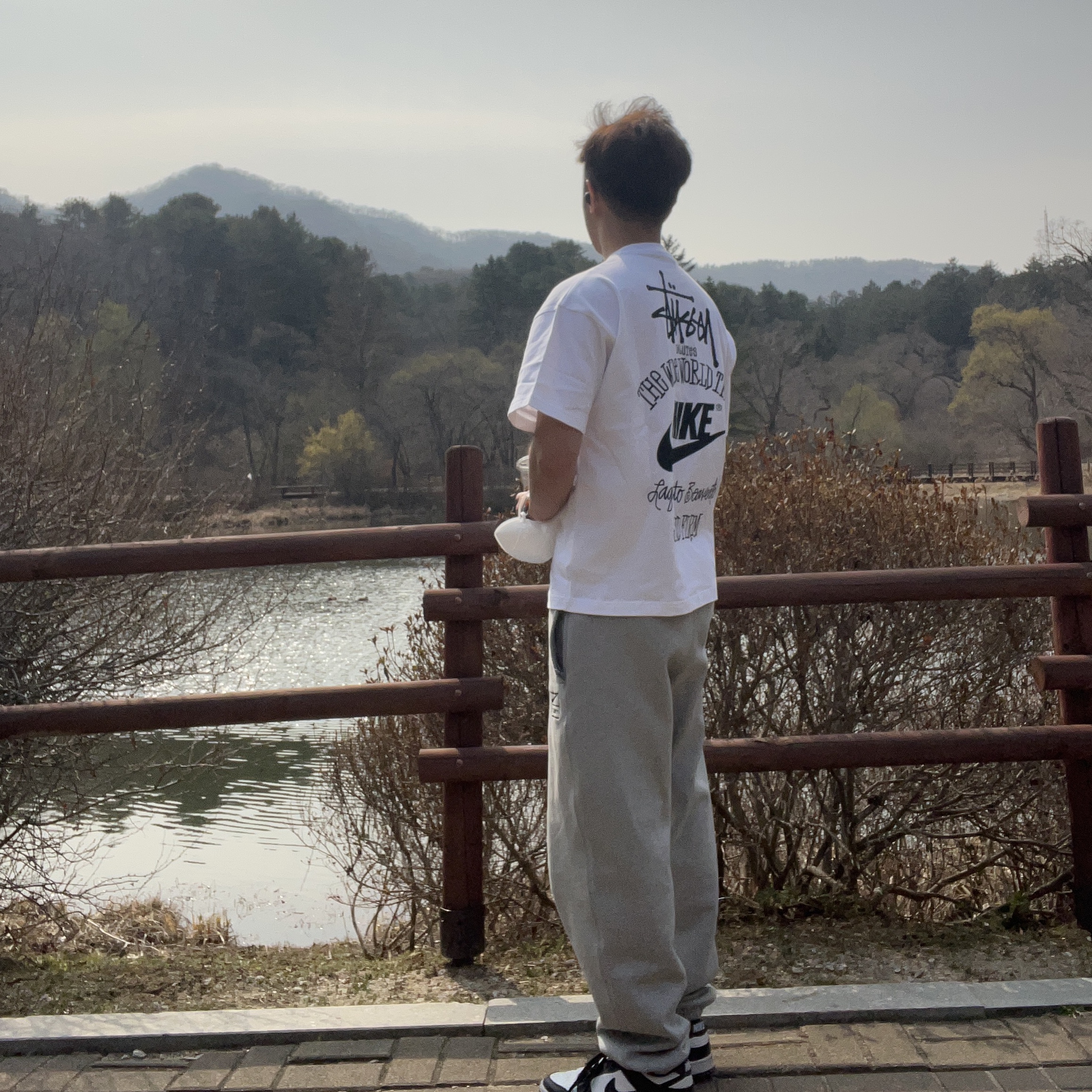 Nike x Stussy T-Shirt White (DV1774-100), Nike x Stussy NRG Fleece Pants Dark Grey Heather (DO9340-063) 착용 스타일