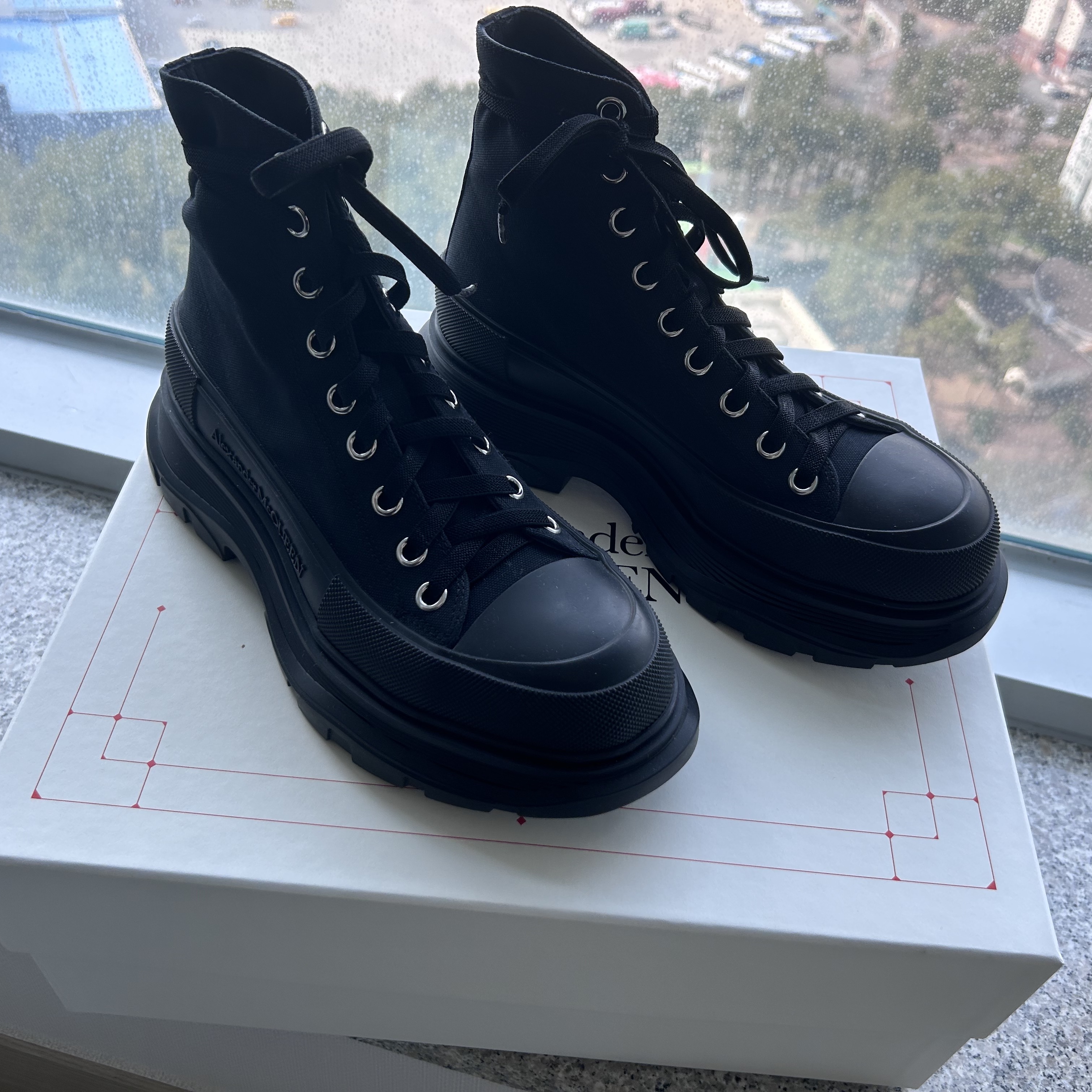 (W) Alexander McQueen Tread Slick Boot Black 착용 스타일 - 3