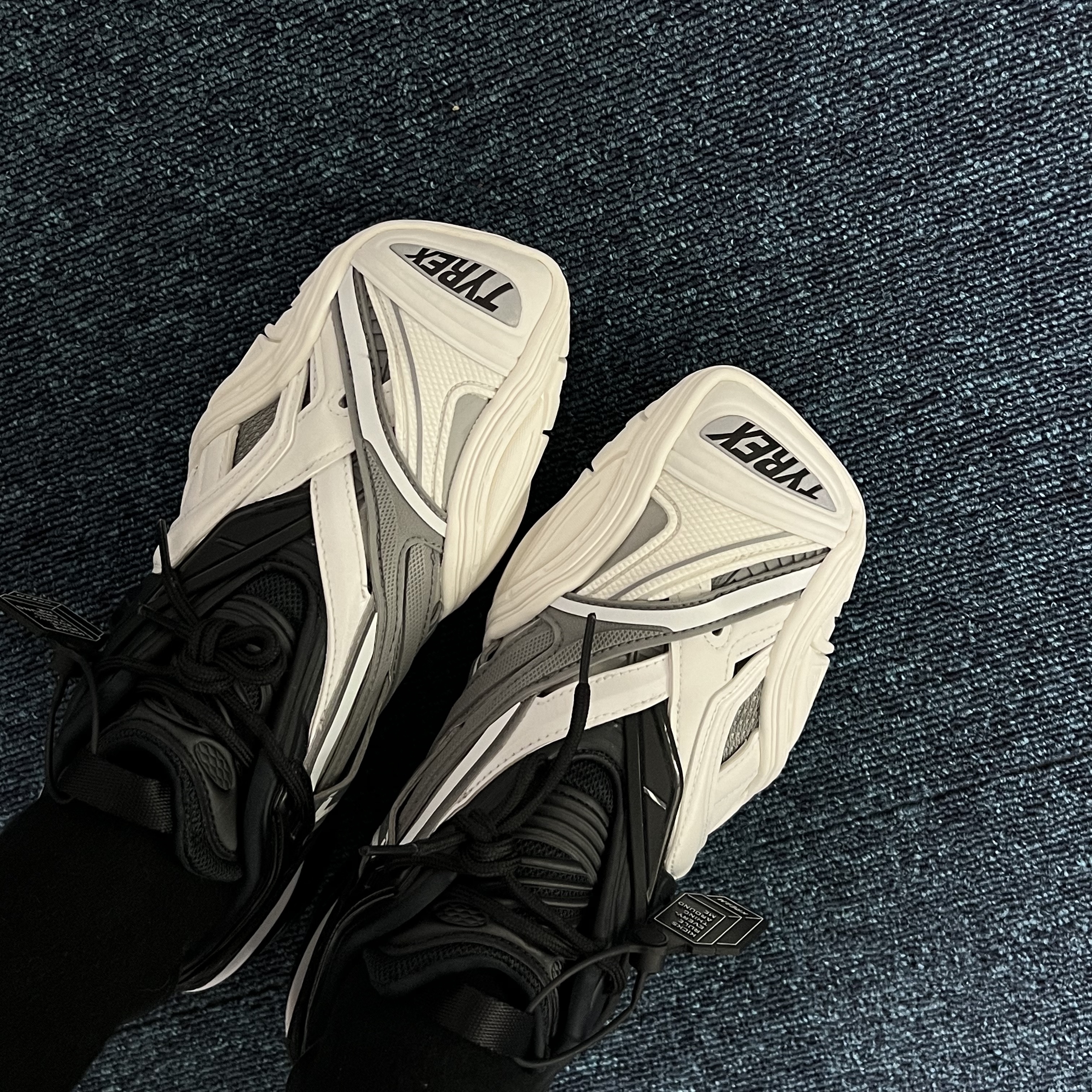 (W) Balenciaga Tyrex Sneakers Black White 착용 스타일 - 1