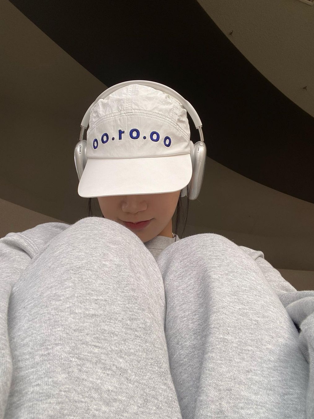 Apple AirPods Max Lightning Silver (Korean Ver.), Opening Project Numbering Camp Cap Off White 착용 스타일 - 2