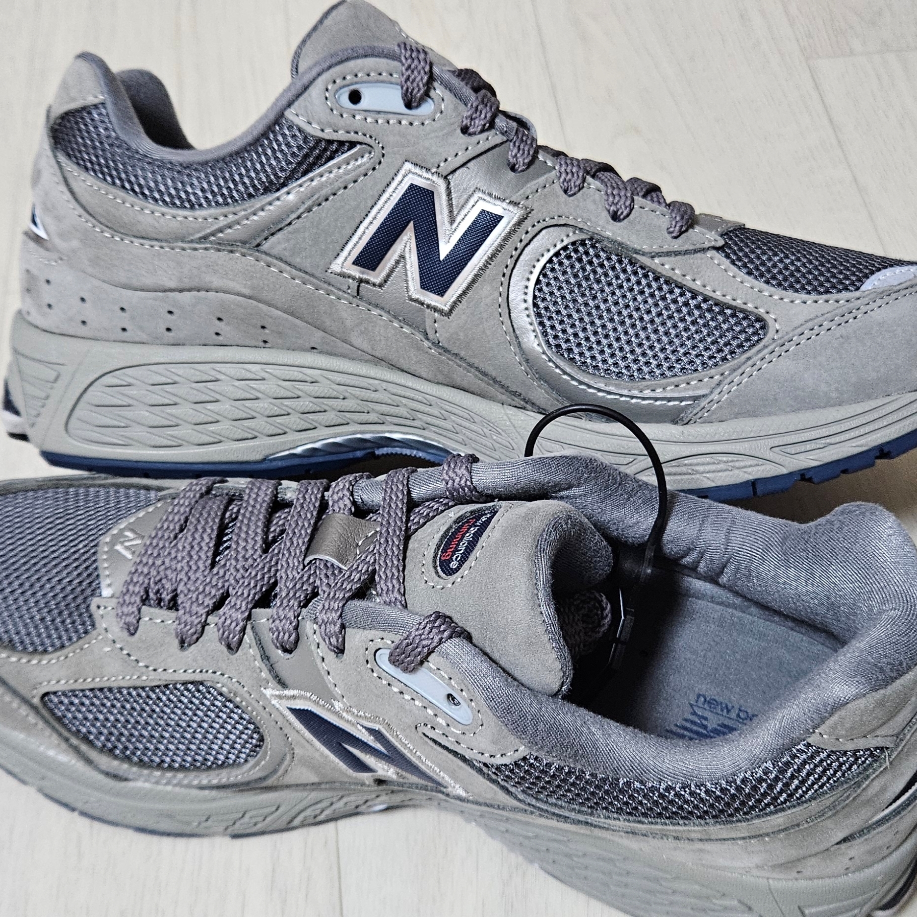 New Balance 2002R Gray 착용 스타일 - 2