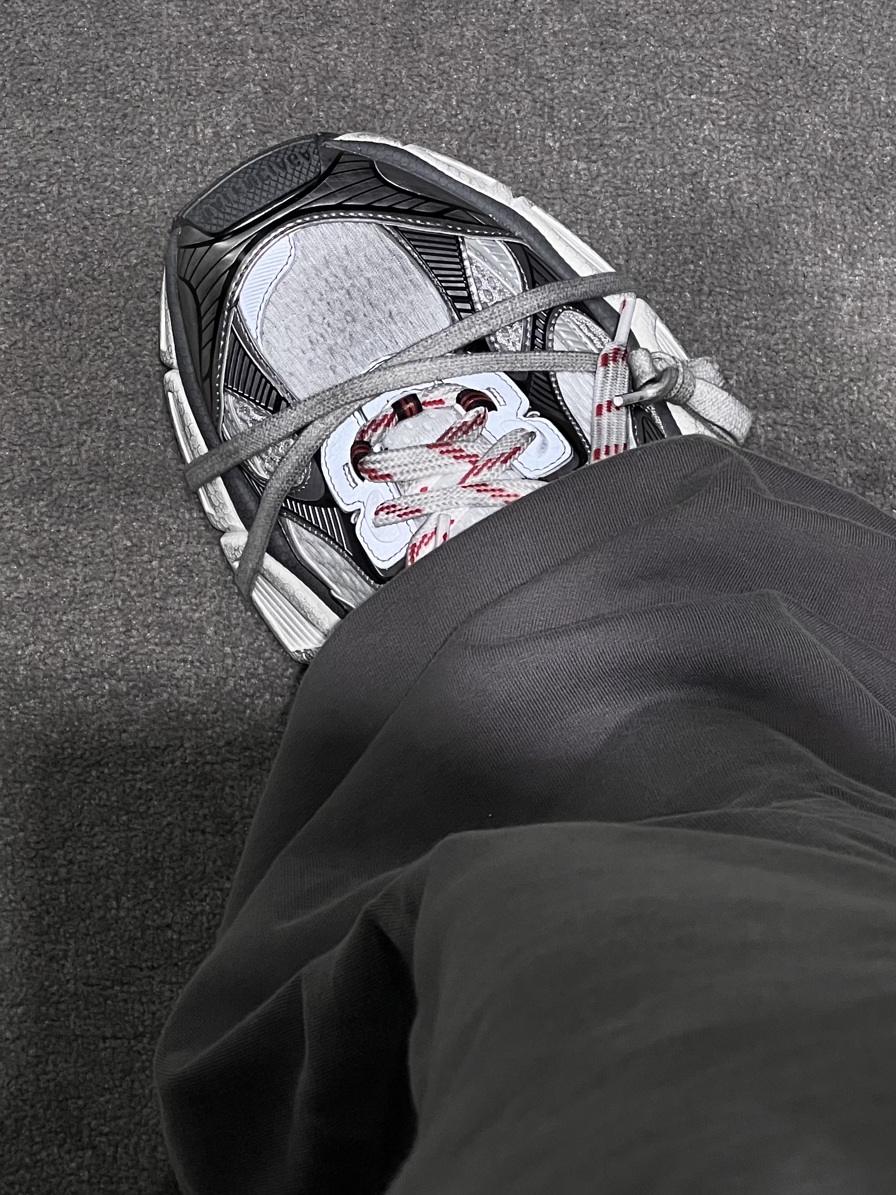 Balenciaga 3XL Sneakers Grey White Red 착용 스타일 - 3