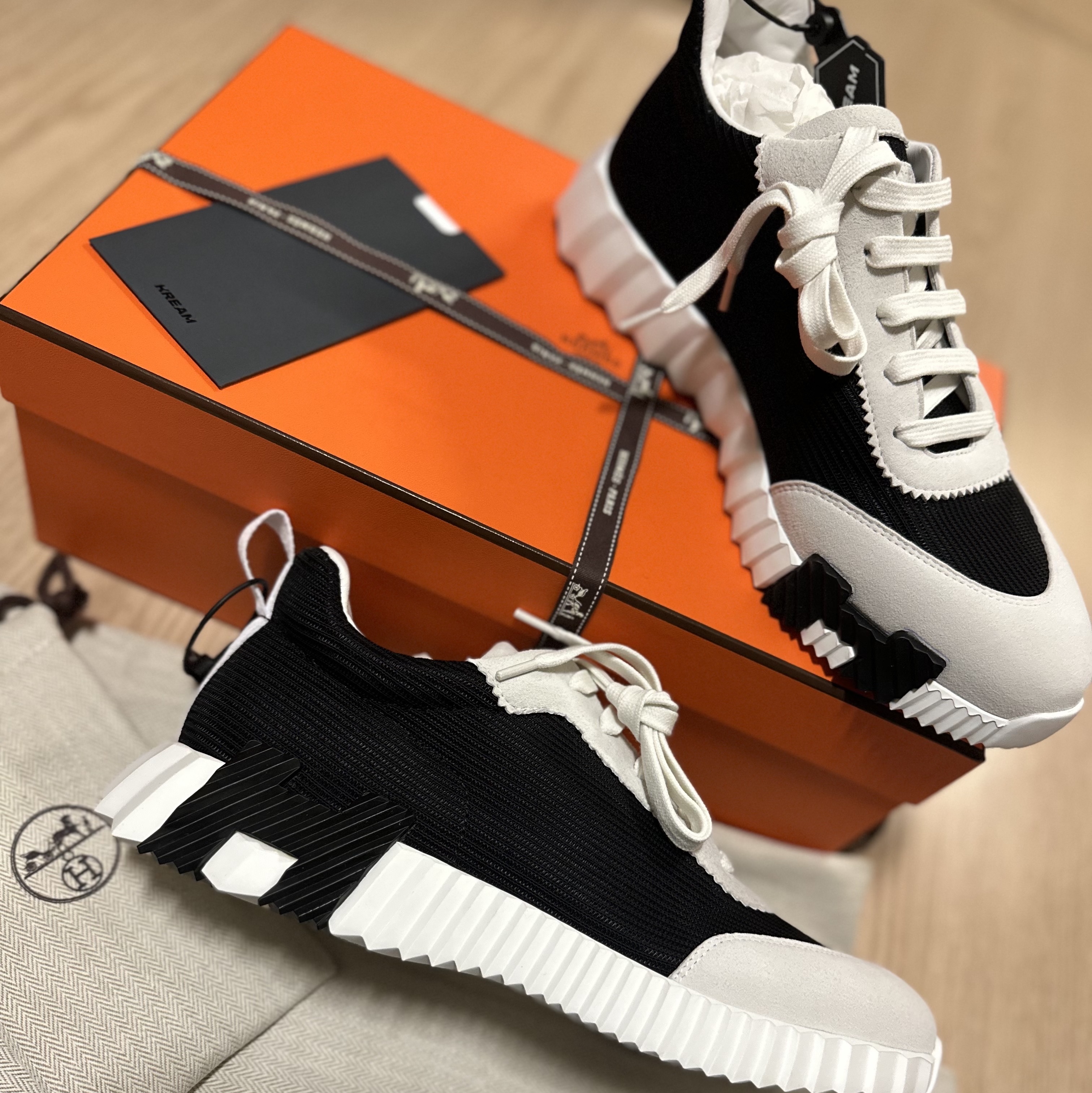 Hermes Bouncing Sneakers Mesh Suede Goatskin & Noir Blanc 착용 스타일 - 1