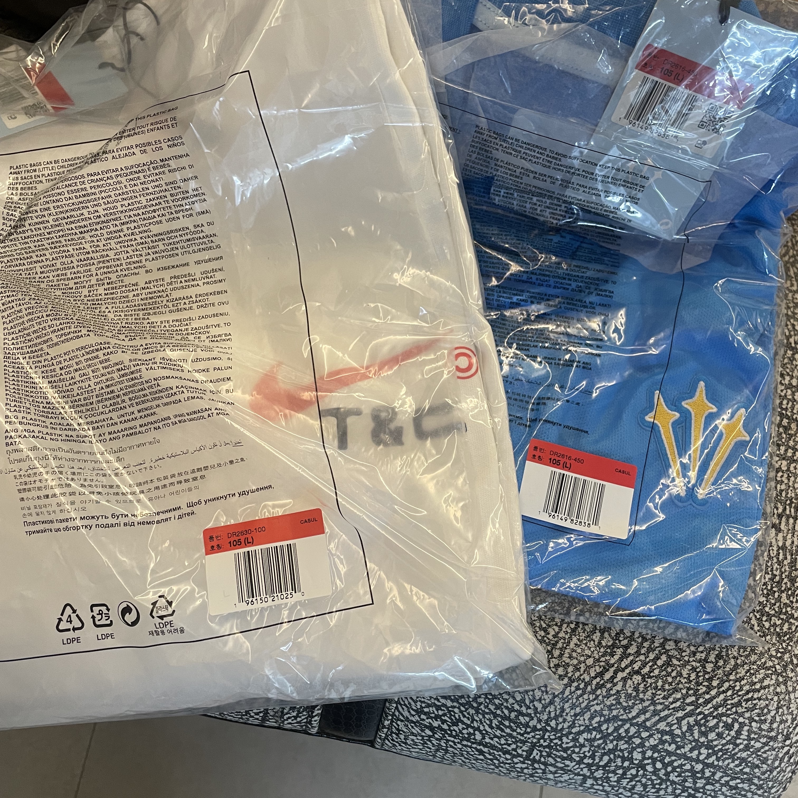 Nike x Drake Nocta x Cactus Plant Flea Market Souvenir Cactus T-Shirt White (DR2630-100), Nike x Drake Nocta Distant Regards Jersey Blue Glow (DR2616-450) 착용 스타일
