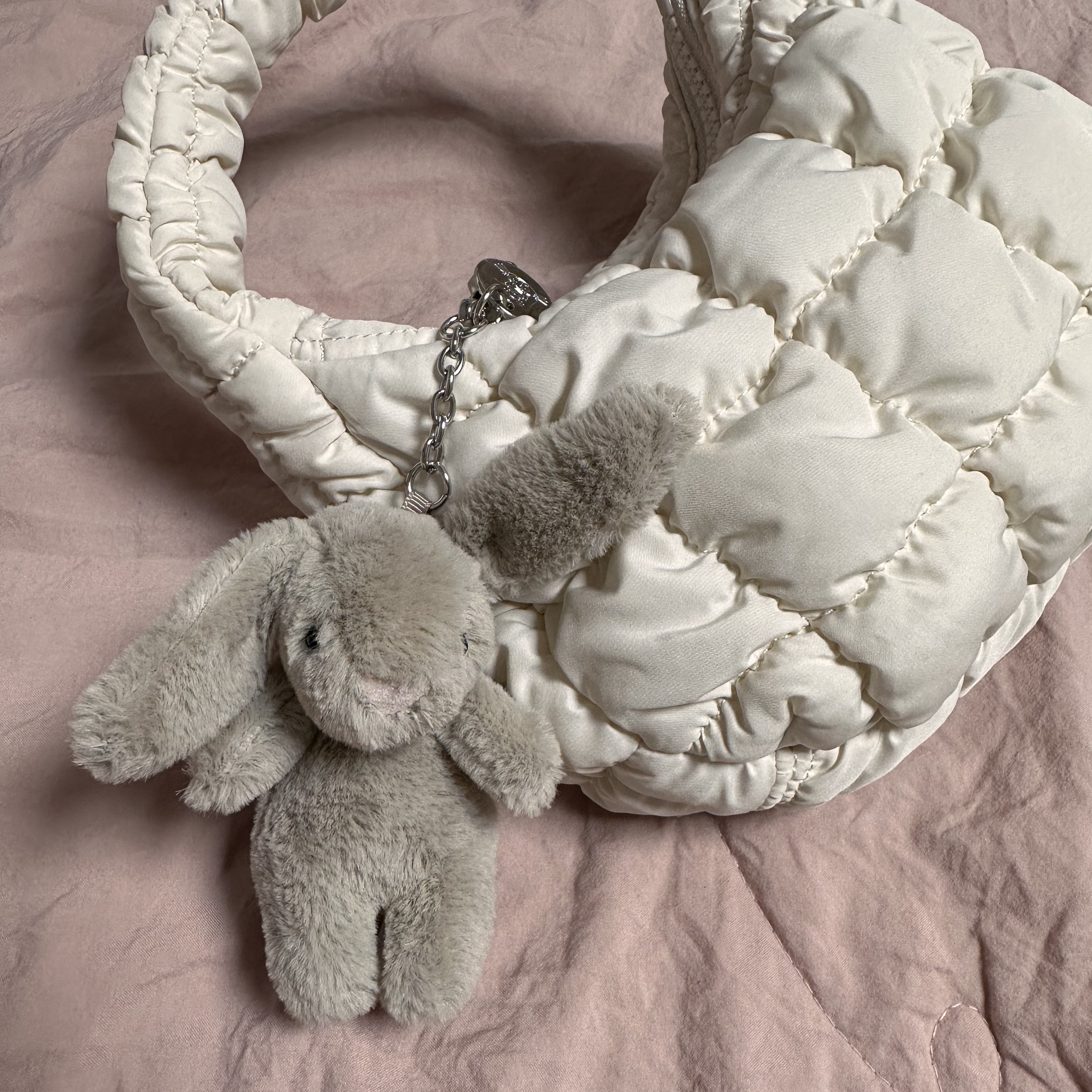 Jellycat Bashful Bunny Bag Charm Beige, COS Quilted Micro Bag Off White 착용 스타일 - 1
