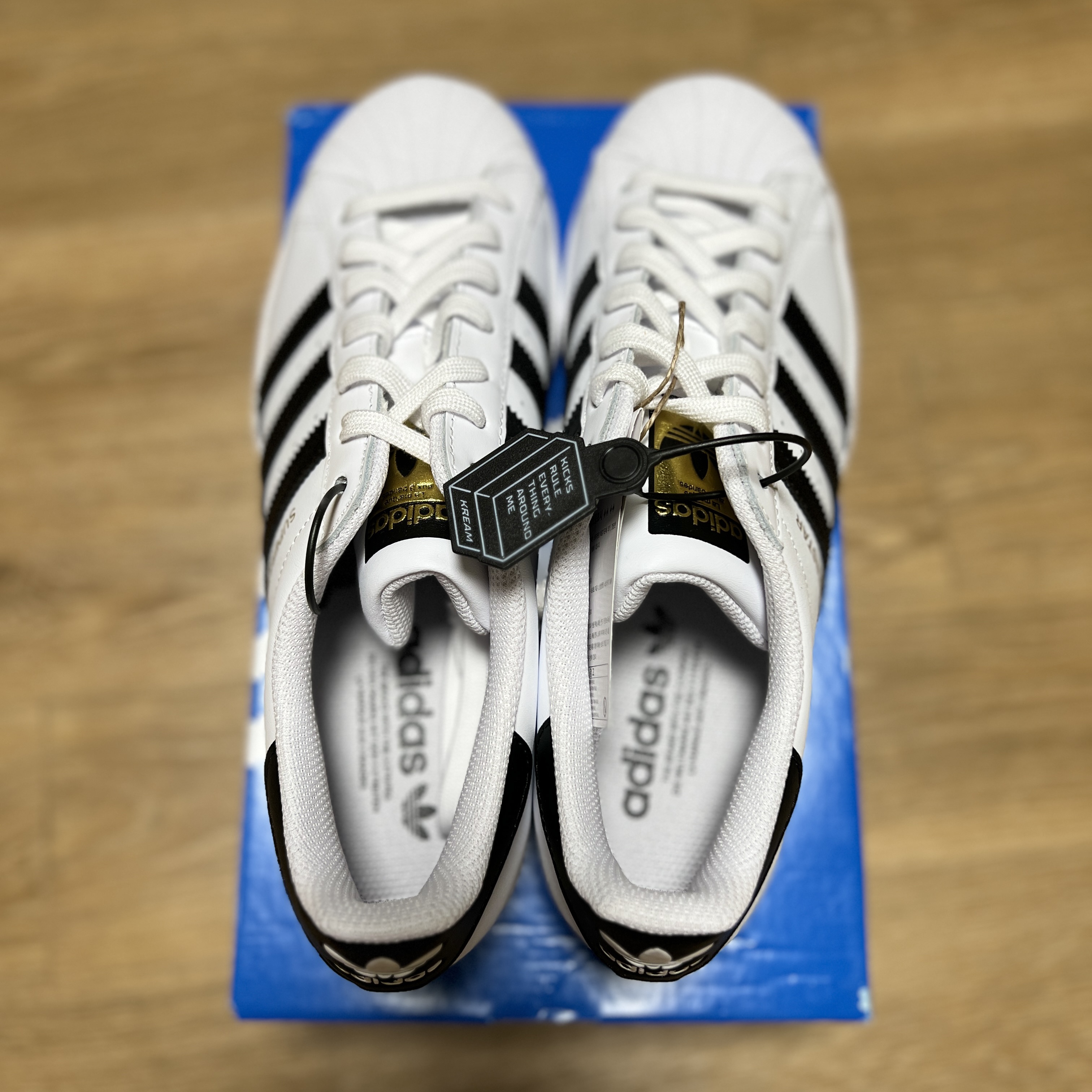 Adidas Superstar White Black 착용 스타일 - 2