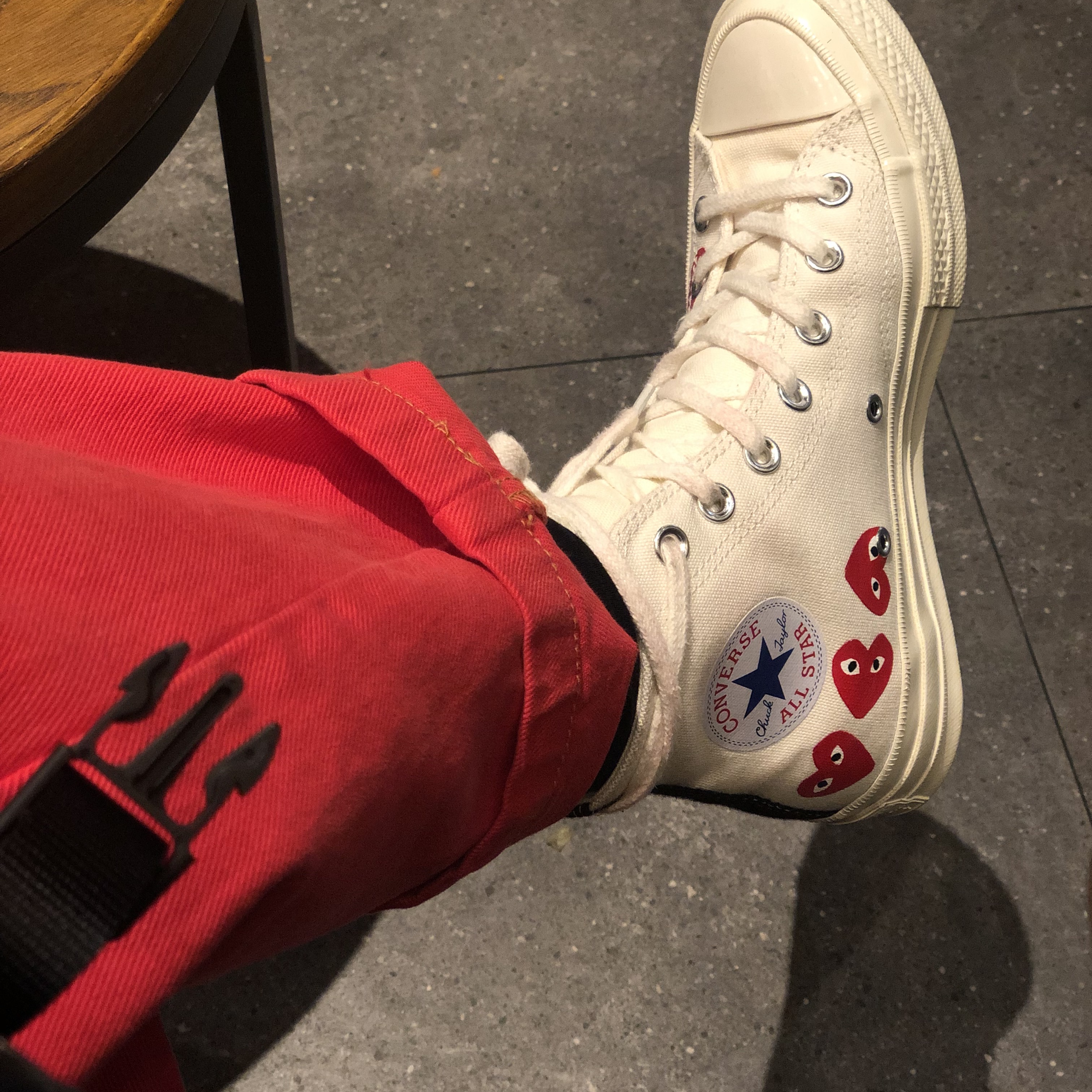 Converse x Play Comme des Garcons Chuck 70 Hi Multi-Heart White, Prada Re-Nylon and Saffiano Leather Shoulder Bag Black 착용 스타일 - 2