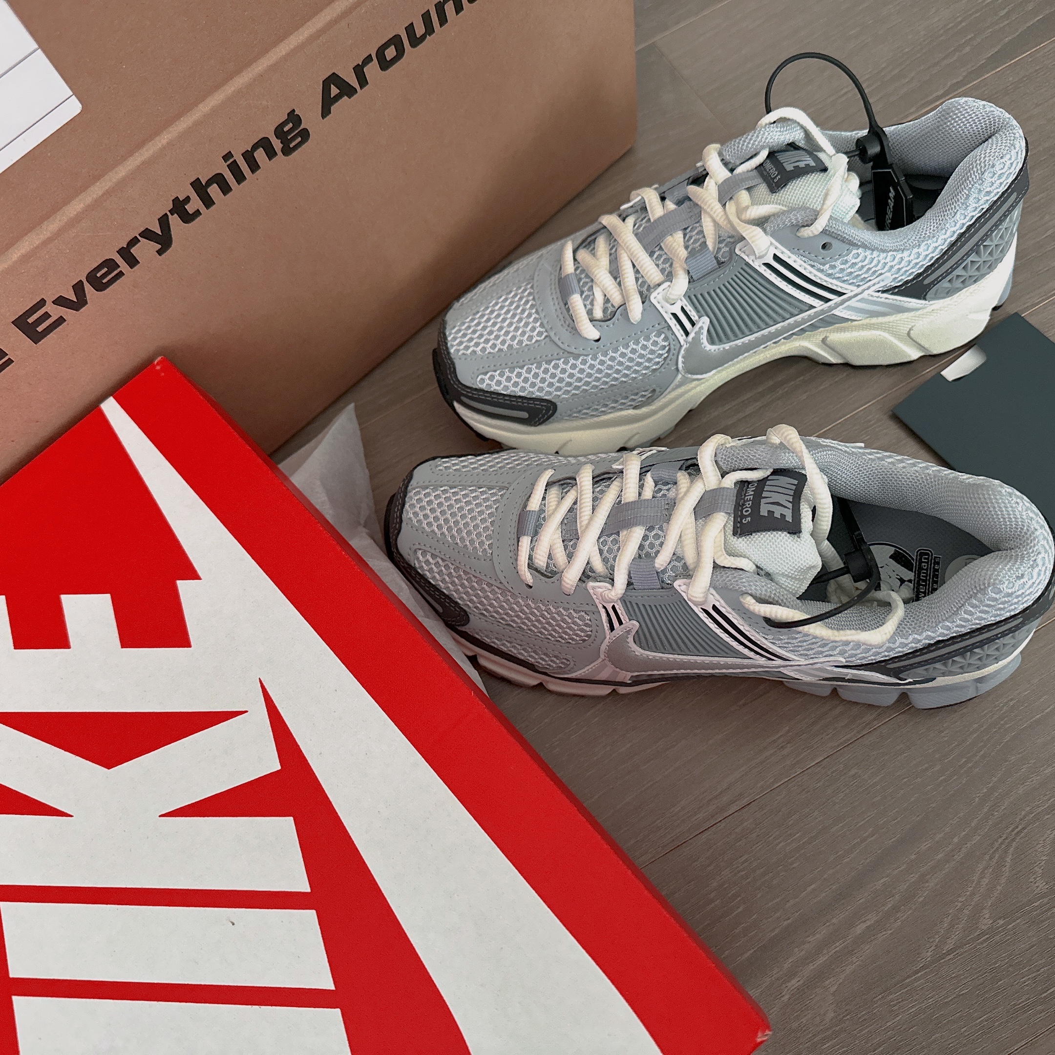 (W) Nike Zoom Vomero 5 Pure Platinum Metallic Silver 착용 스타일