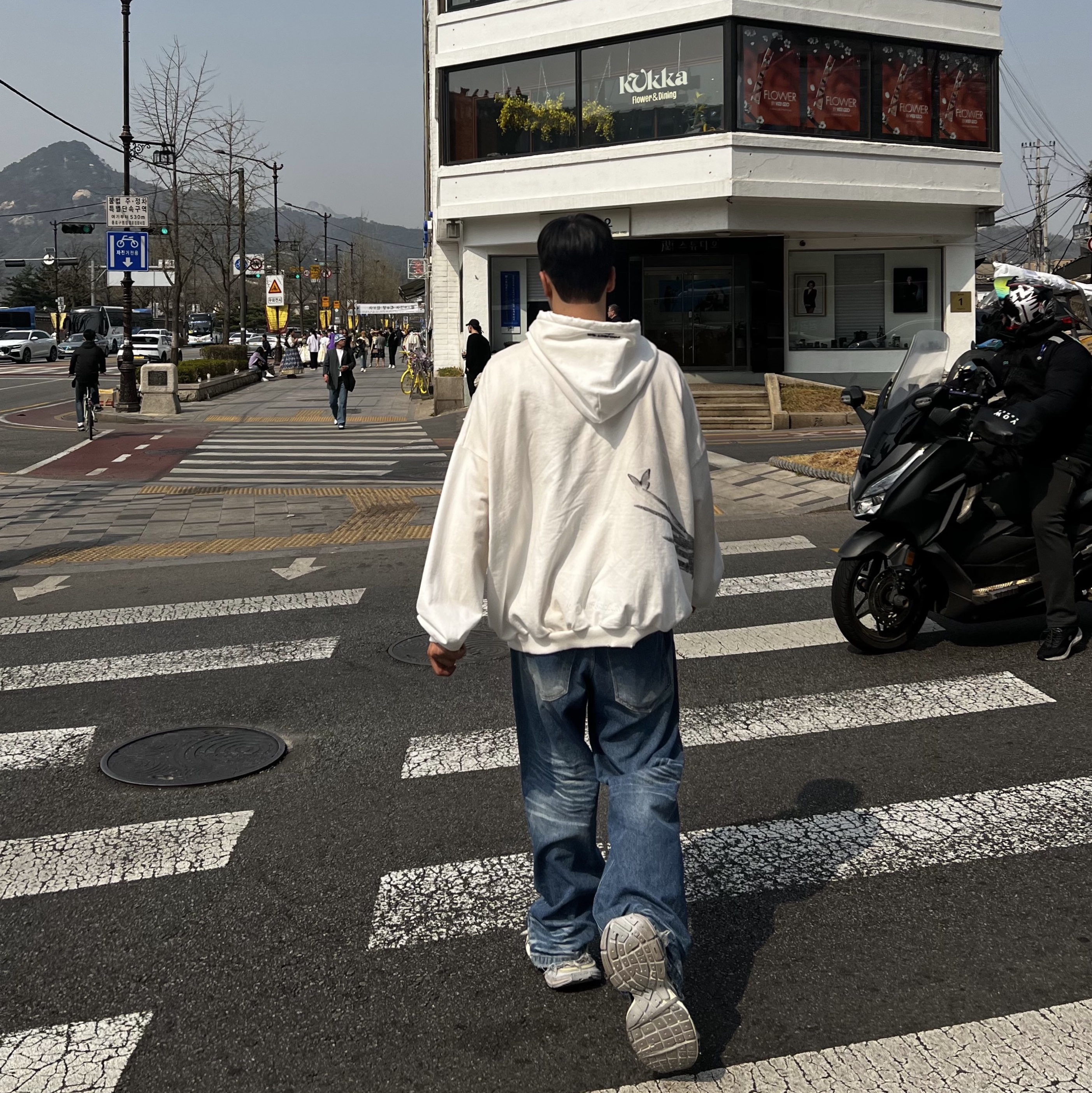 Balenciaga 3XL Sneakers Light Beige, Project G/R x Atmos Etiquette Lesson Vintage Washed Hoodie White 착용 스타일 - 4