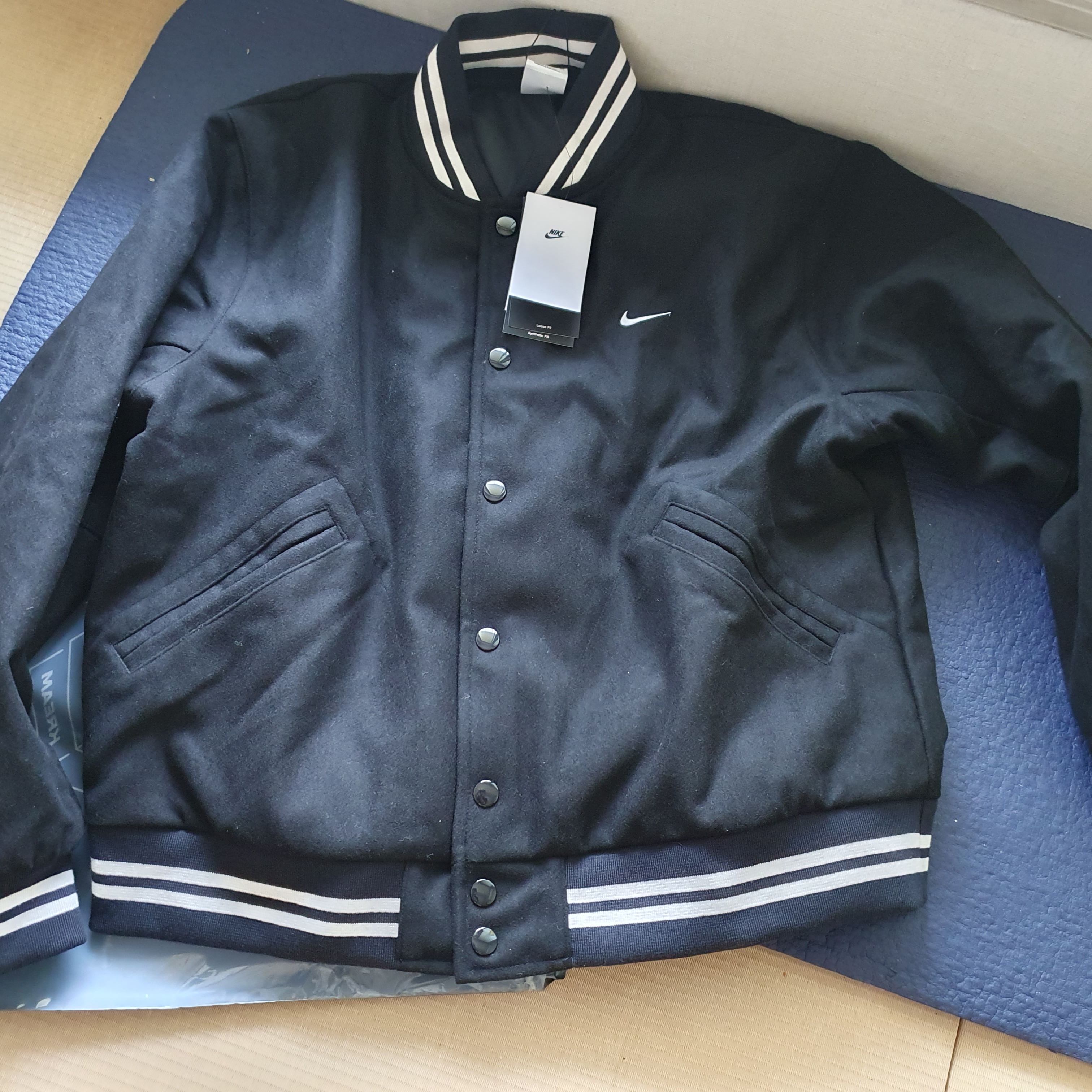 Nike NSW Authentics Varsity Jacket Black - Asia, (W) Jordan 1 Retro High OG Lucky Green 착용 스타일 - 1