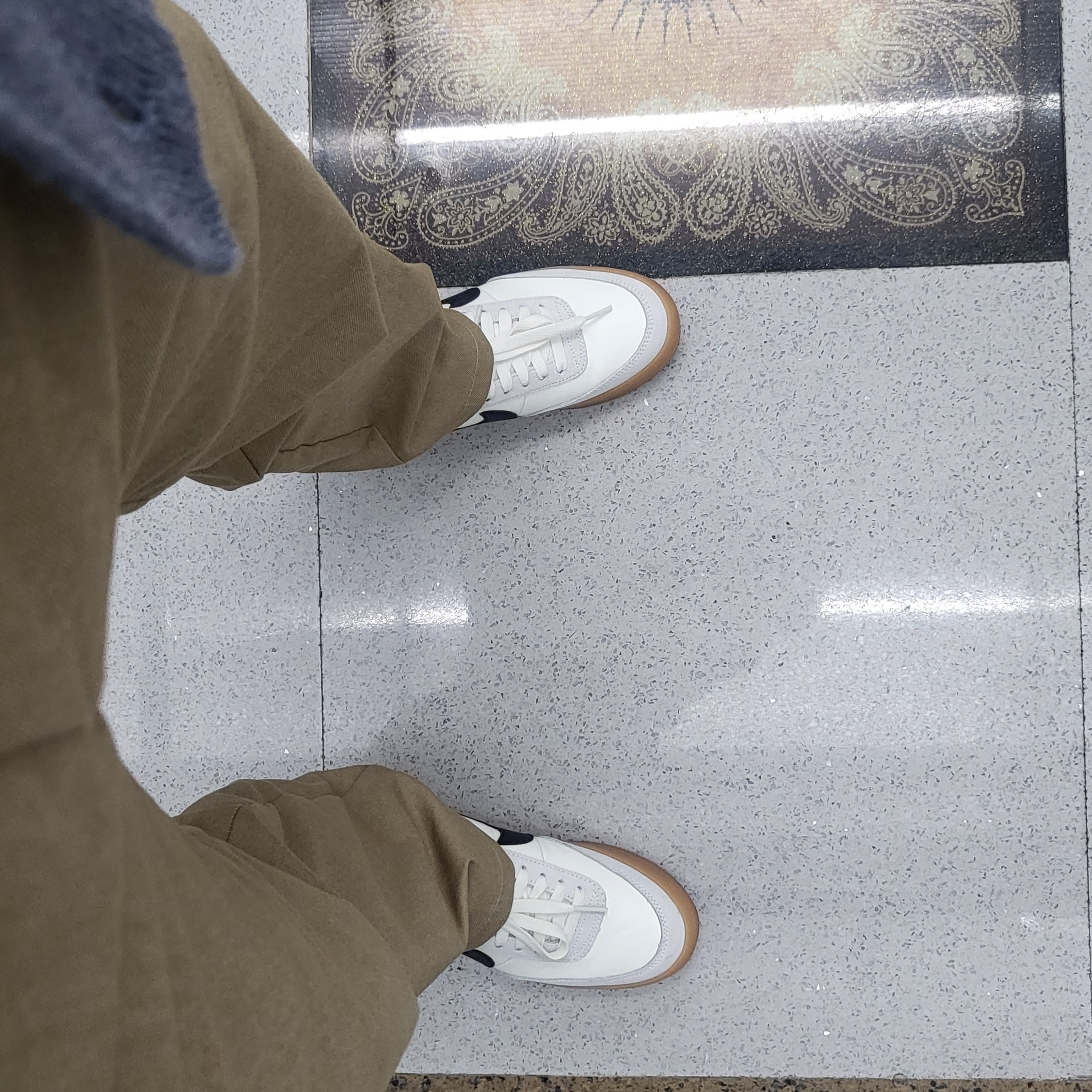 Nike Killshot 2 Leather Sail Oil Grey Gum 착용 스타일