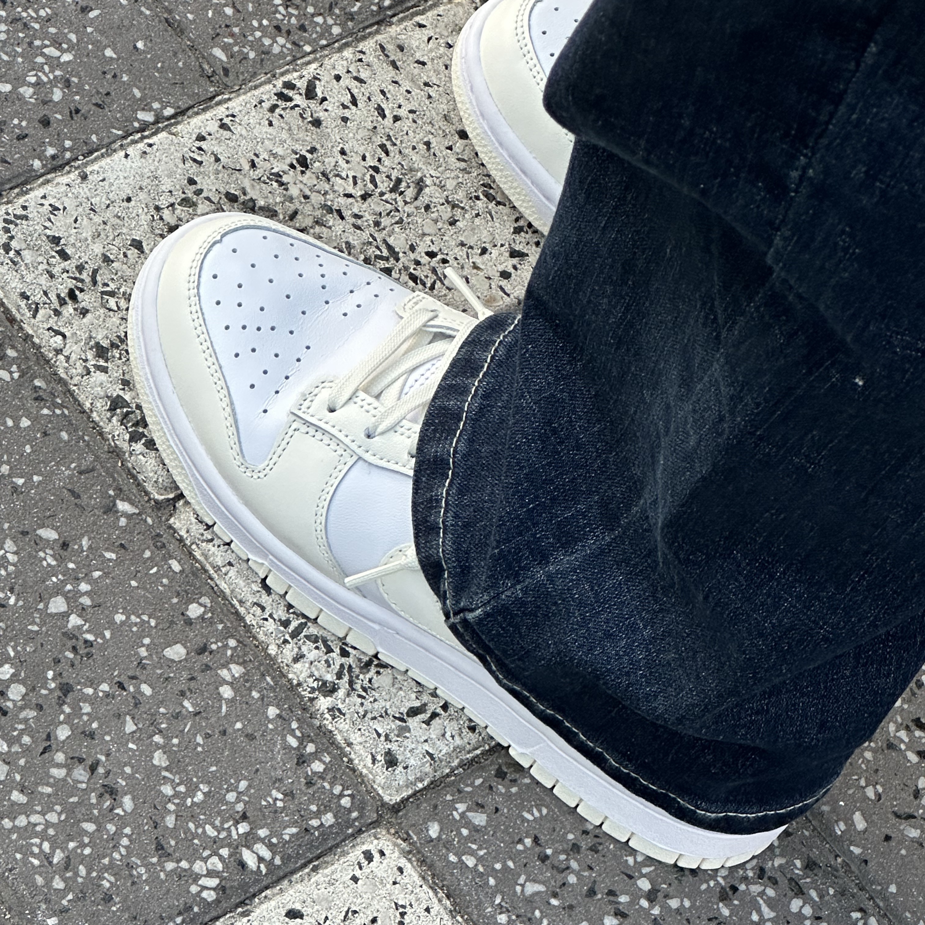 (W) Nike Dunk Low White and Sail, Jordan 1 Retro Low OG Black and Dark Powder Blue 착용 스타일 - 1