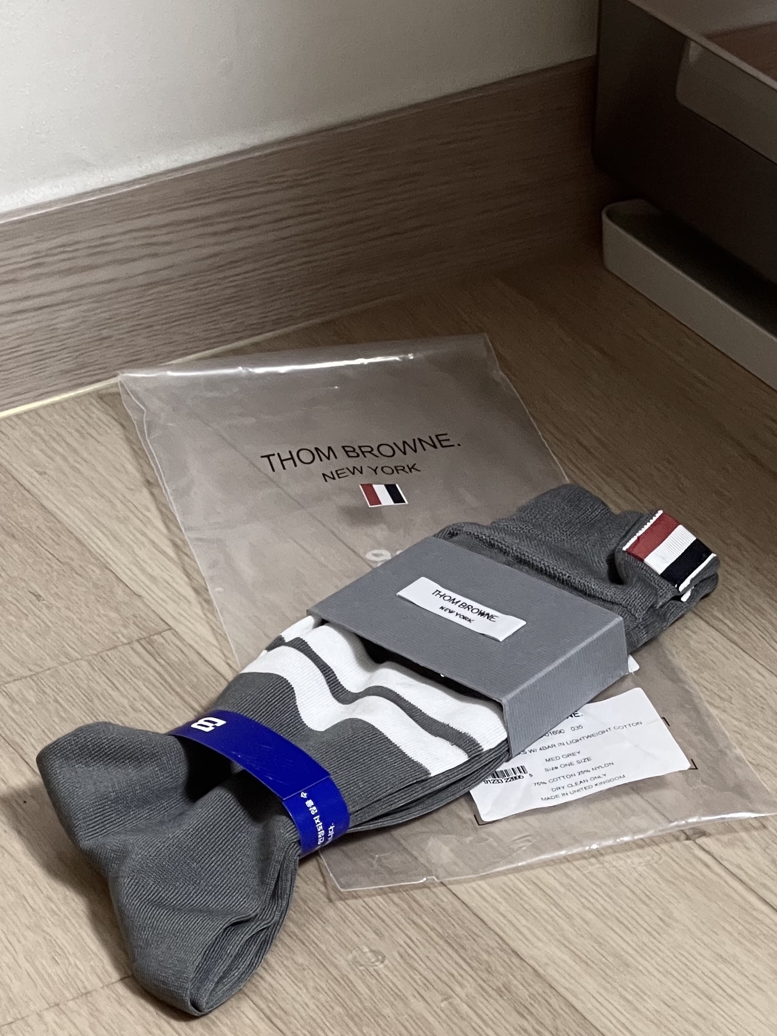 Thom Browne Mercerized Cotton Half Drop Kite Icon 4-Bar Socks Navy, Thom Browne Lightweight Cotton 4-Bar Mid Calf Socks Medium Grey 착용 스타일
