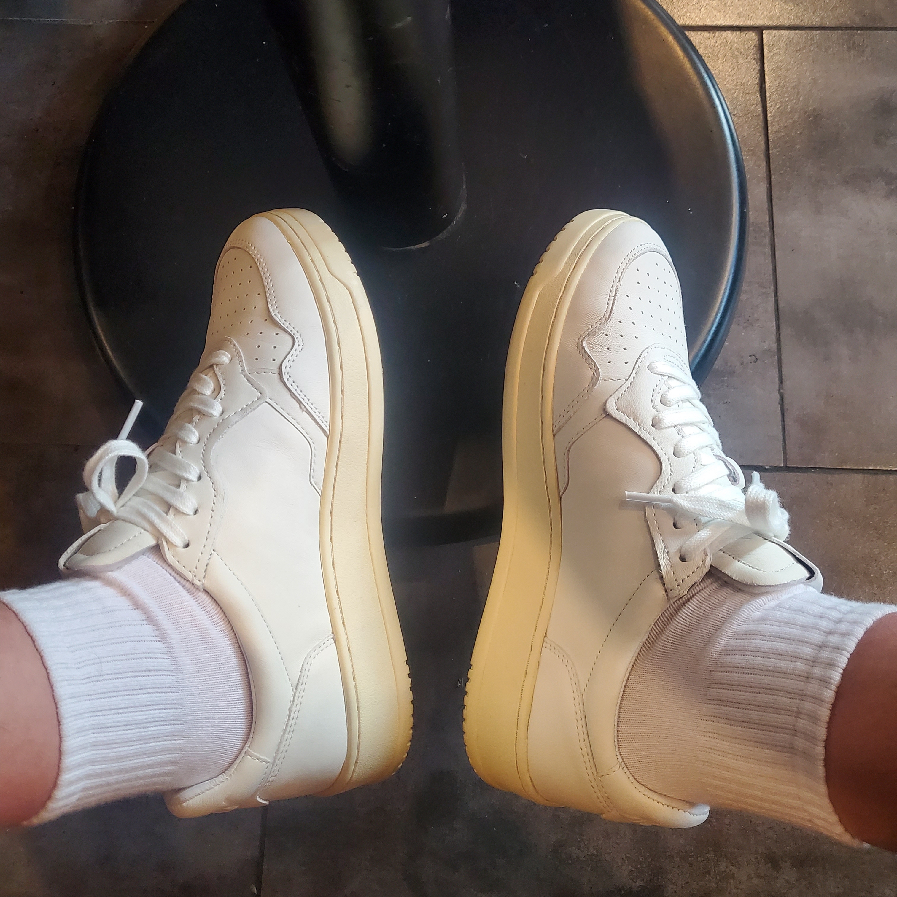 Autry Medalist Low Goatskin Sneakers White 착용 스타일 - 3