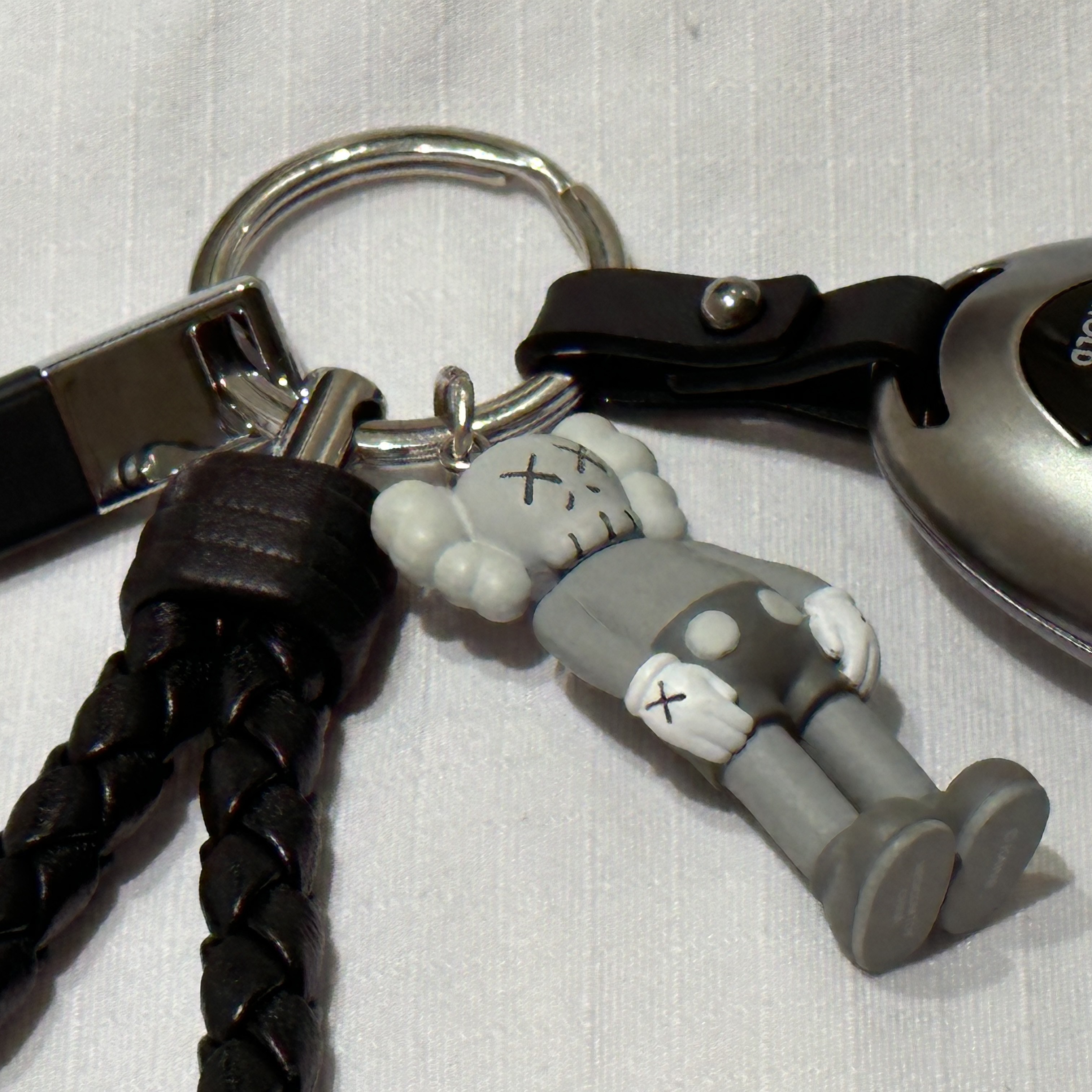 Bottega Veneta Logo Tag Keyring Black, Kaws Tokyo First Companion Keychain Grey 착용 스타일