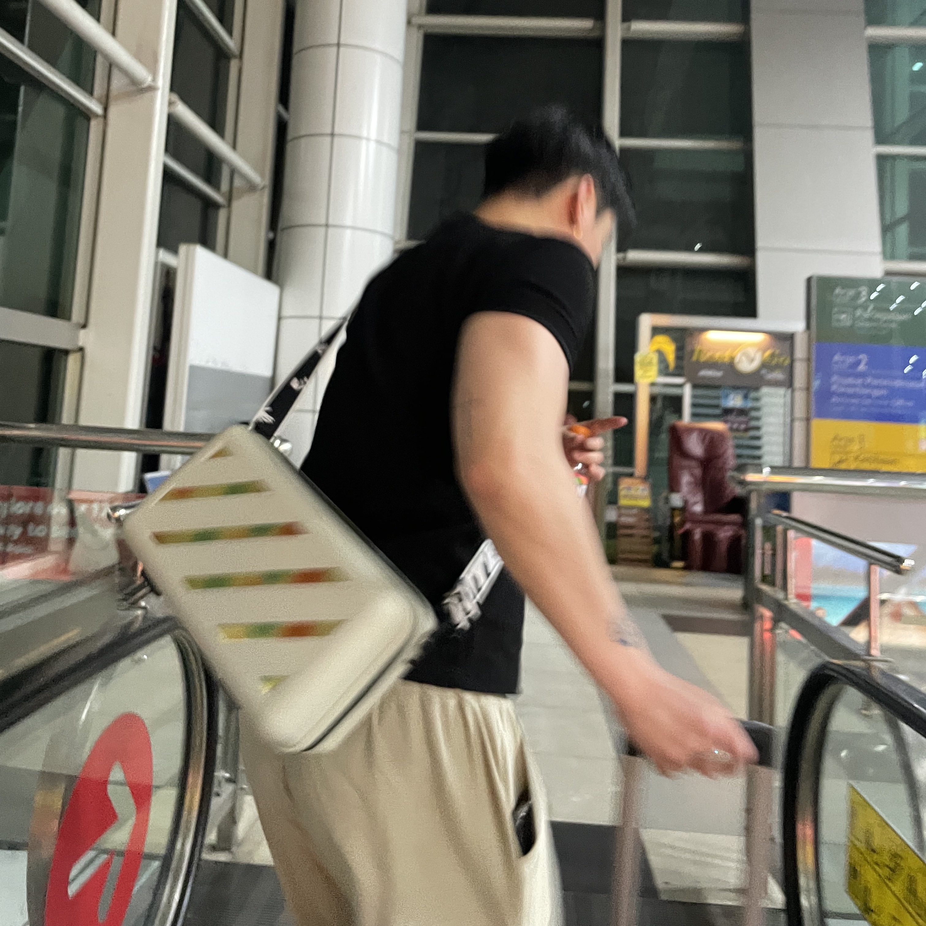 Off-White x Amore Pacific Protection Box (Without Cosmetics) 착용 스타일 - 1