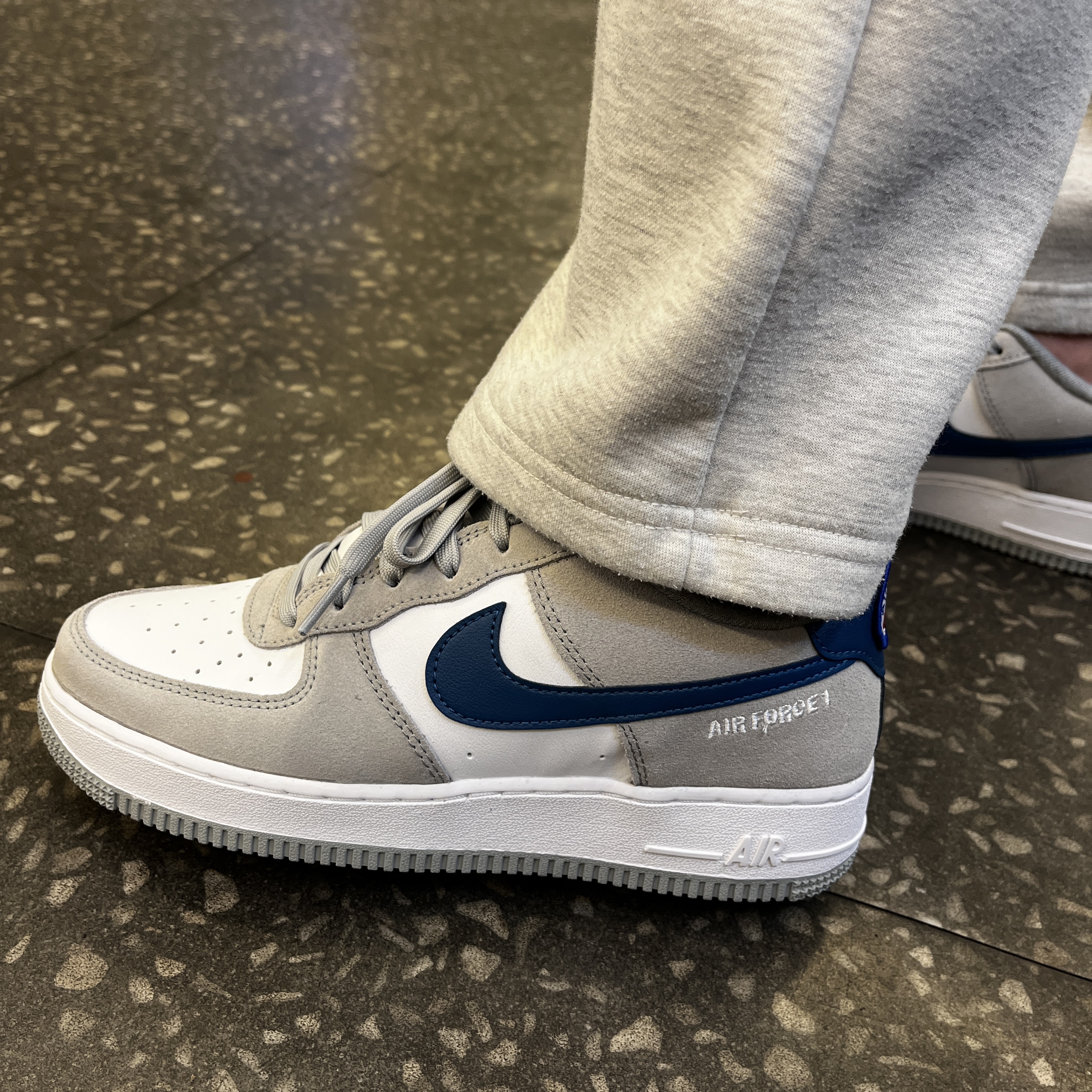 (GS) Nike Air Force 1 LV8 Athletic Club Light Smoke Grey Marina 착용 스타일 - 2