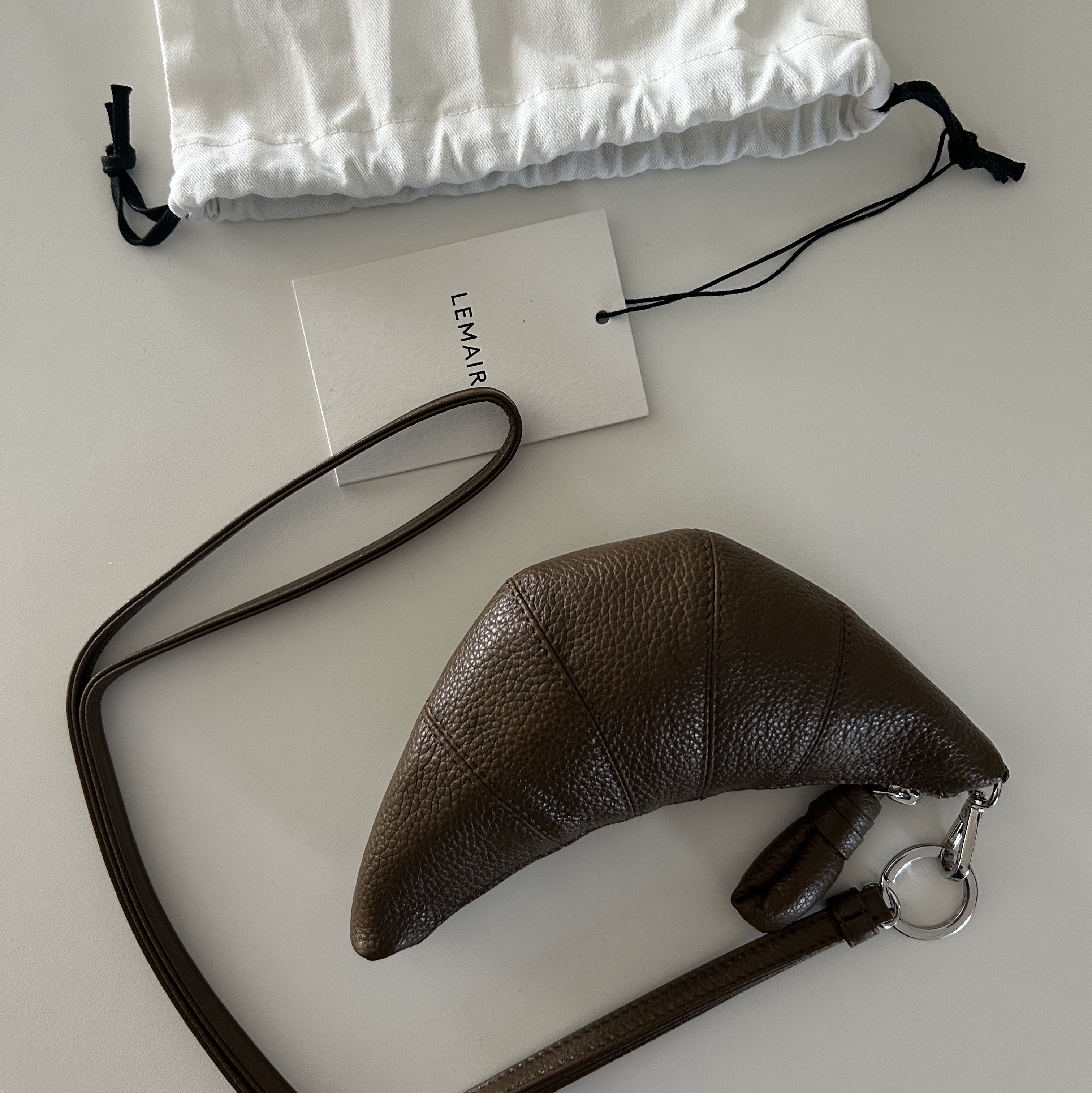 Lemaire Croissant Coin Purse Necklace Olive Brown 착용 스타일