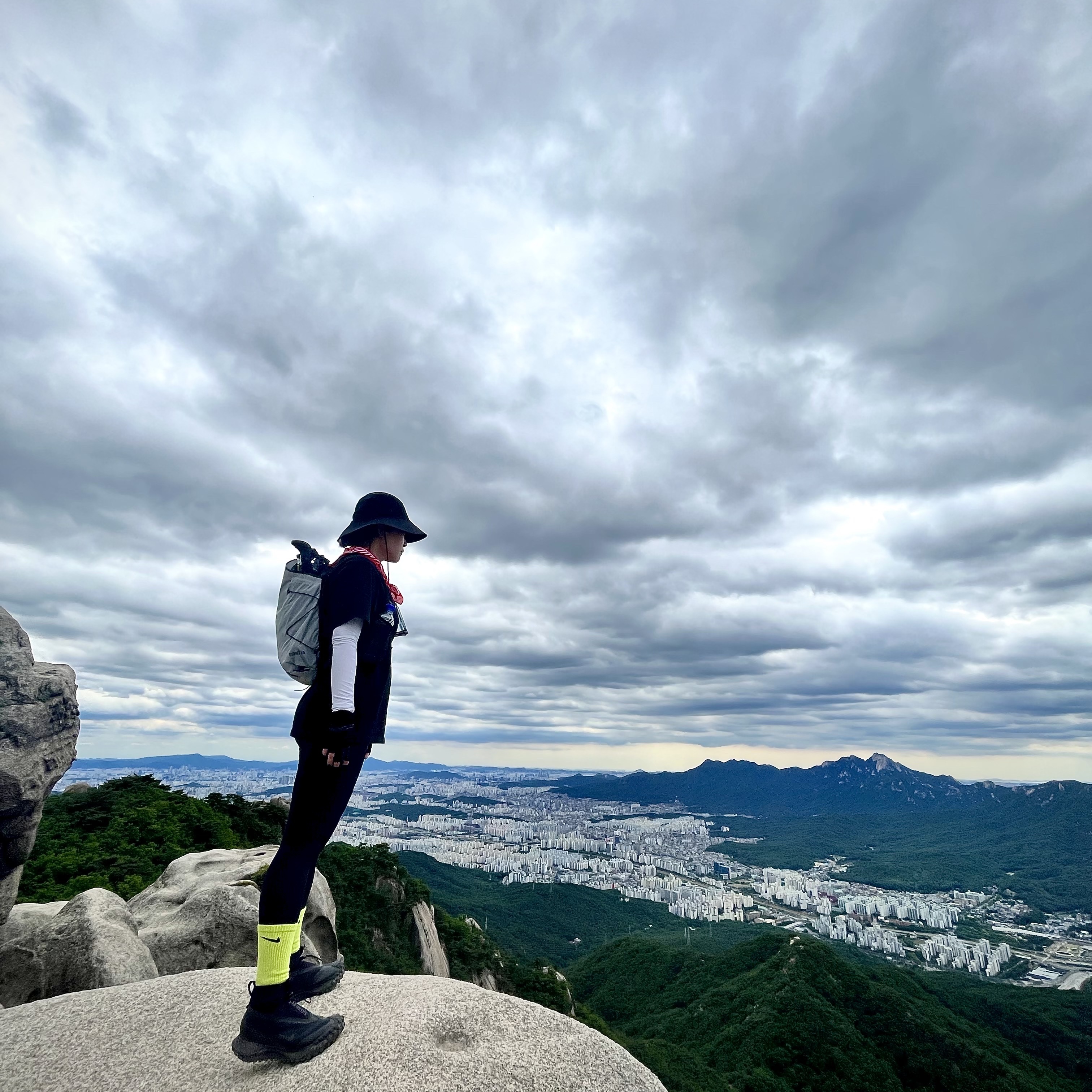 Nike ACG Mountain Fly Gore-Tex Black and Dark Grey, Palace x Arc'teryx Sinsolo Hat Black - 20FW 착용 스타일