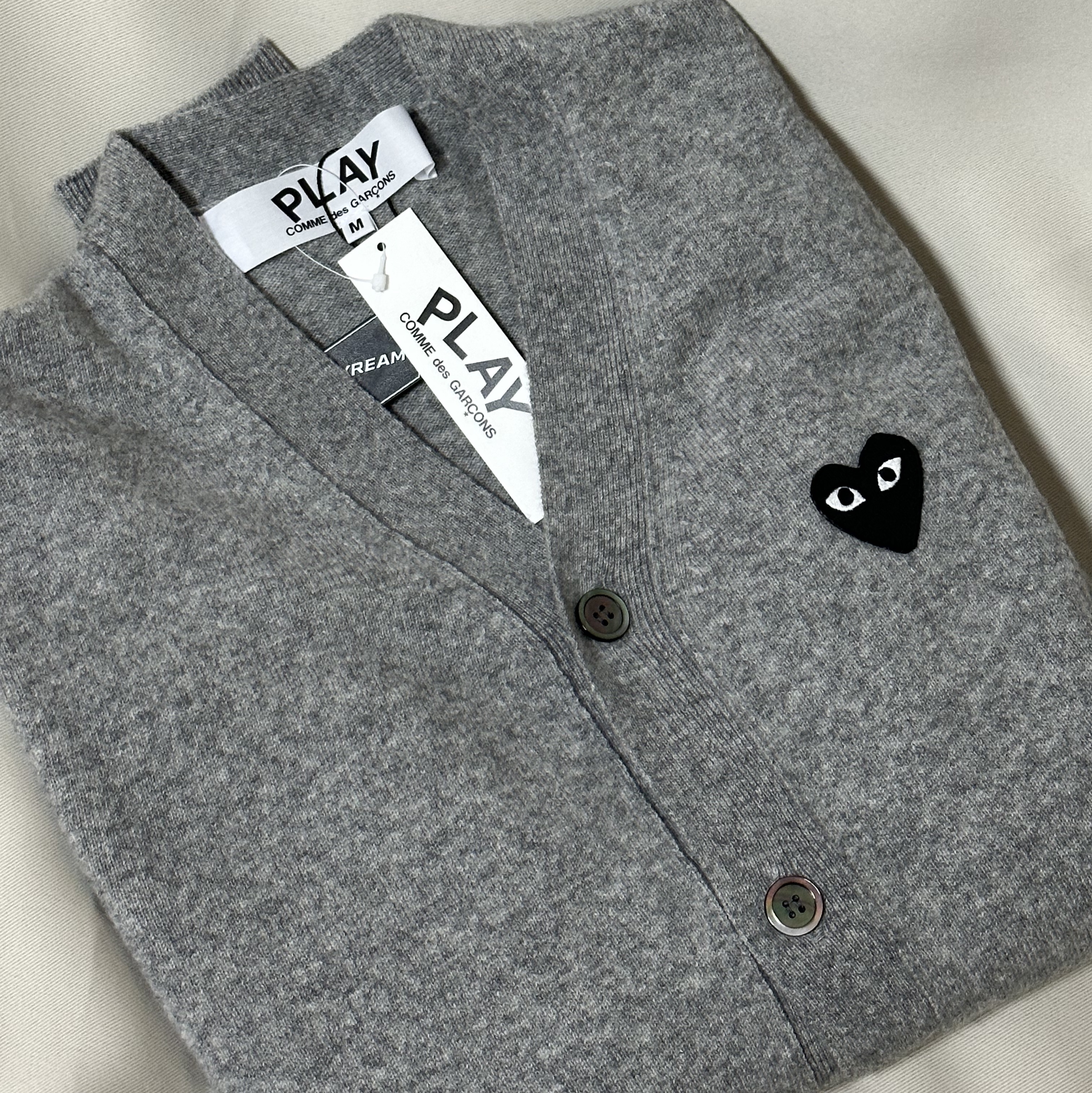 Play Comme des Garcons Black Heart Knit Cardigan Grey 착용 스타일 - 1
