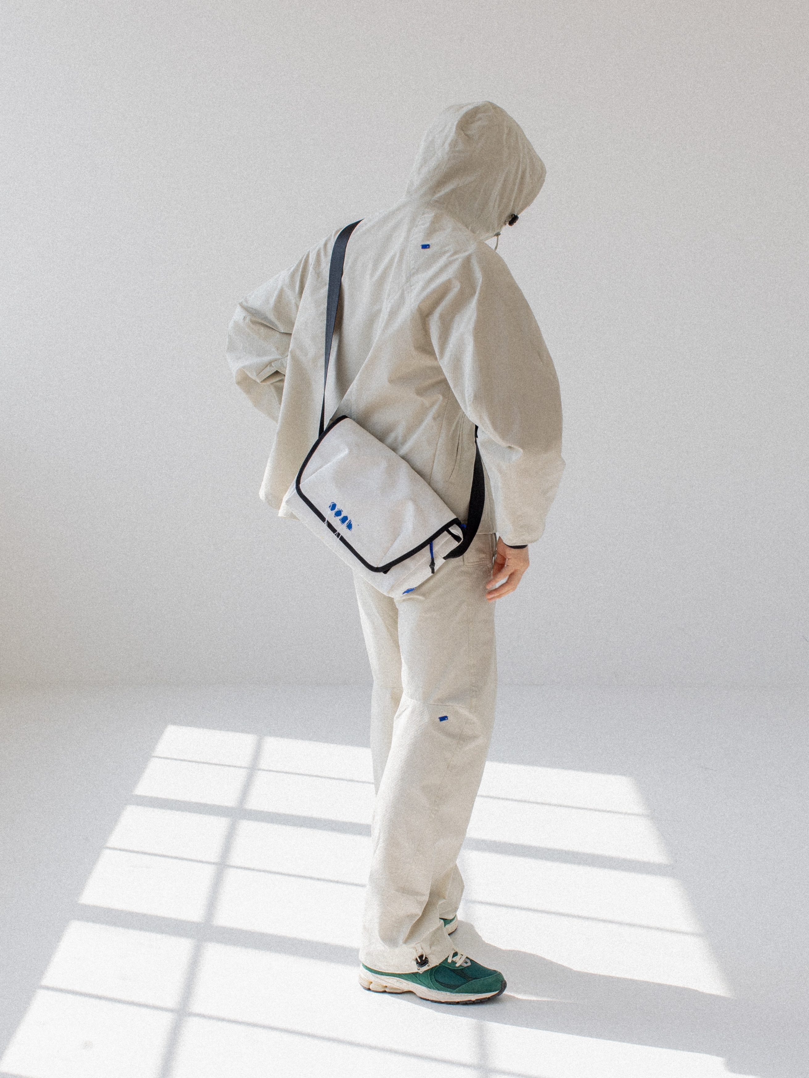 Ader Error Plue Windbreaker Beige, Ader Error Trace Admore Crossbody Bag White 착용 스타일 - 2