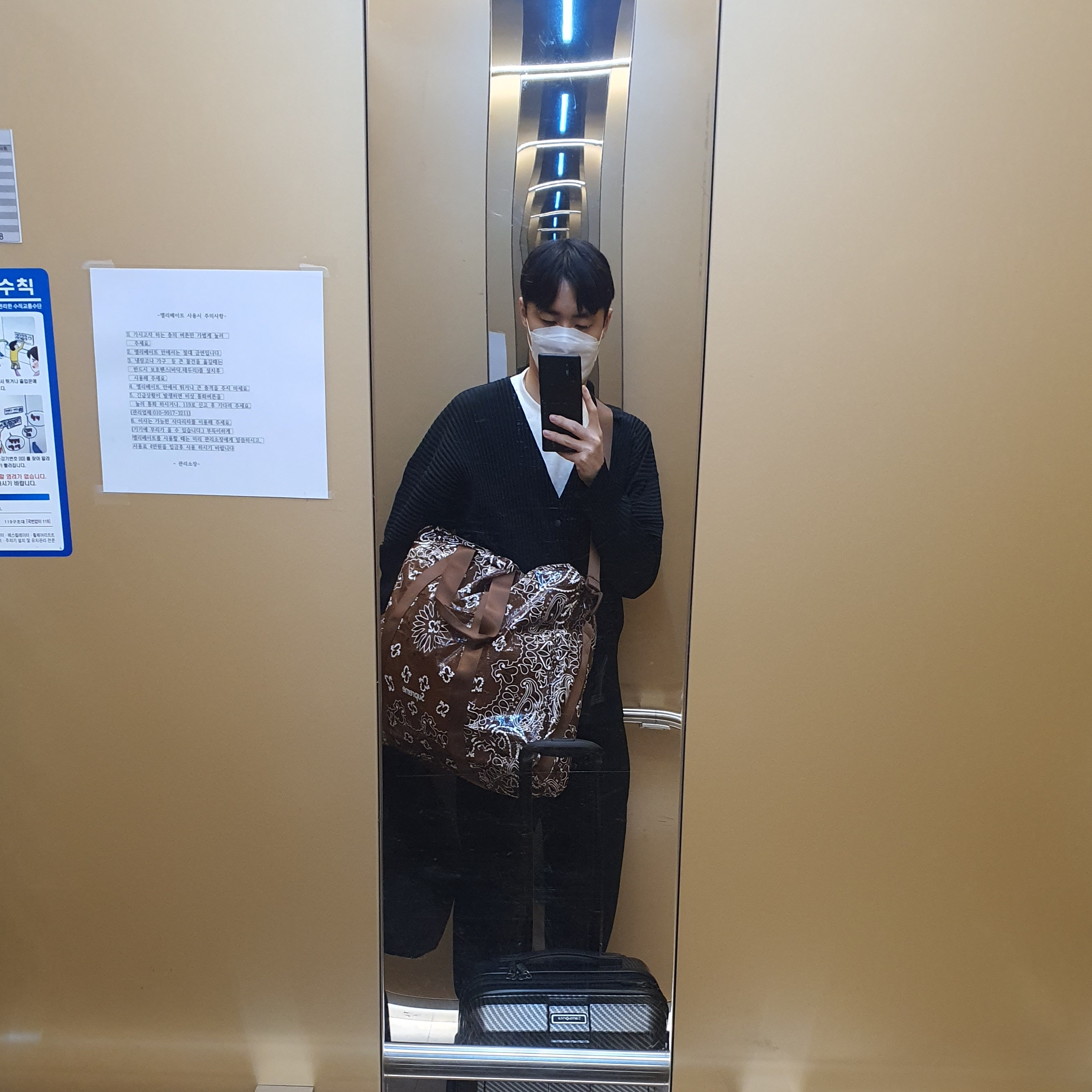 Supreme Bandana Tarp Large Duffle Bag Brown - 21SS, Homme Plisse Issey Miyake Basics Cardigan Black 착용 스타일