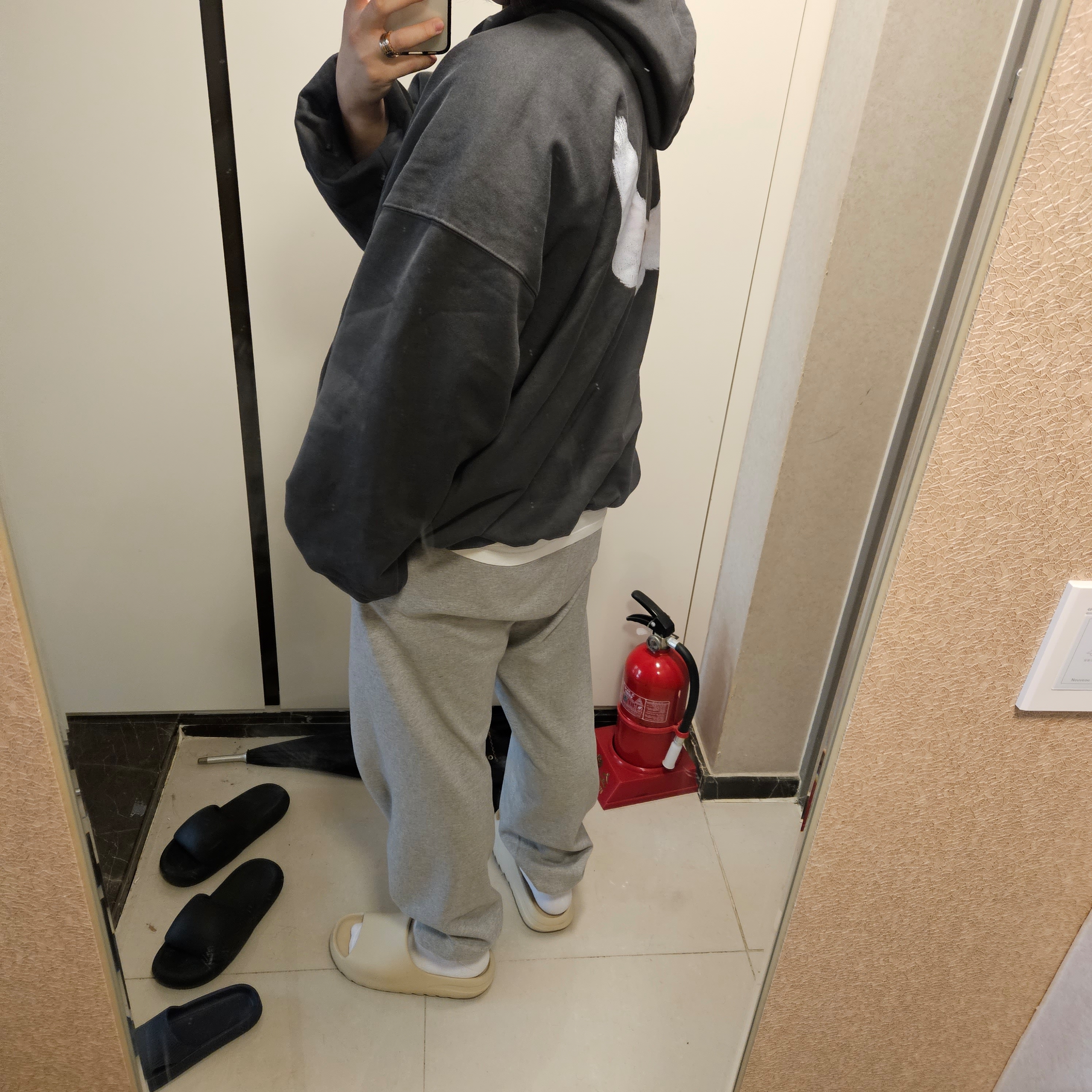 Yeezy Gap Engineered By Balenciaga Dove Hoodie Black 착용 스타일 - 2