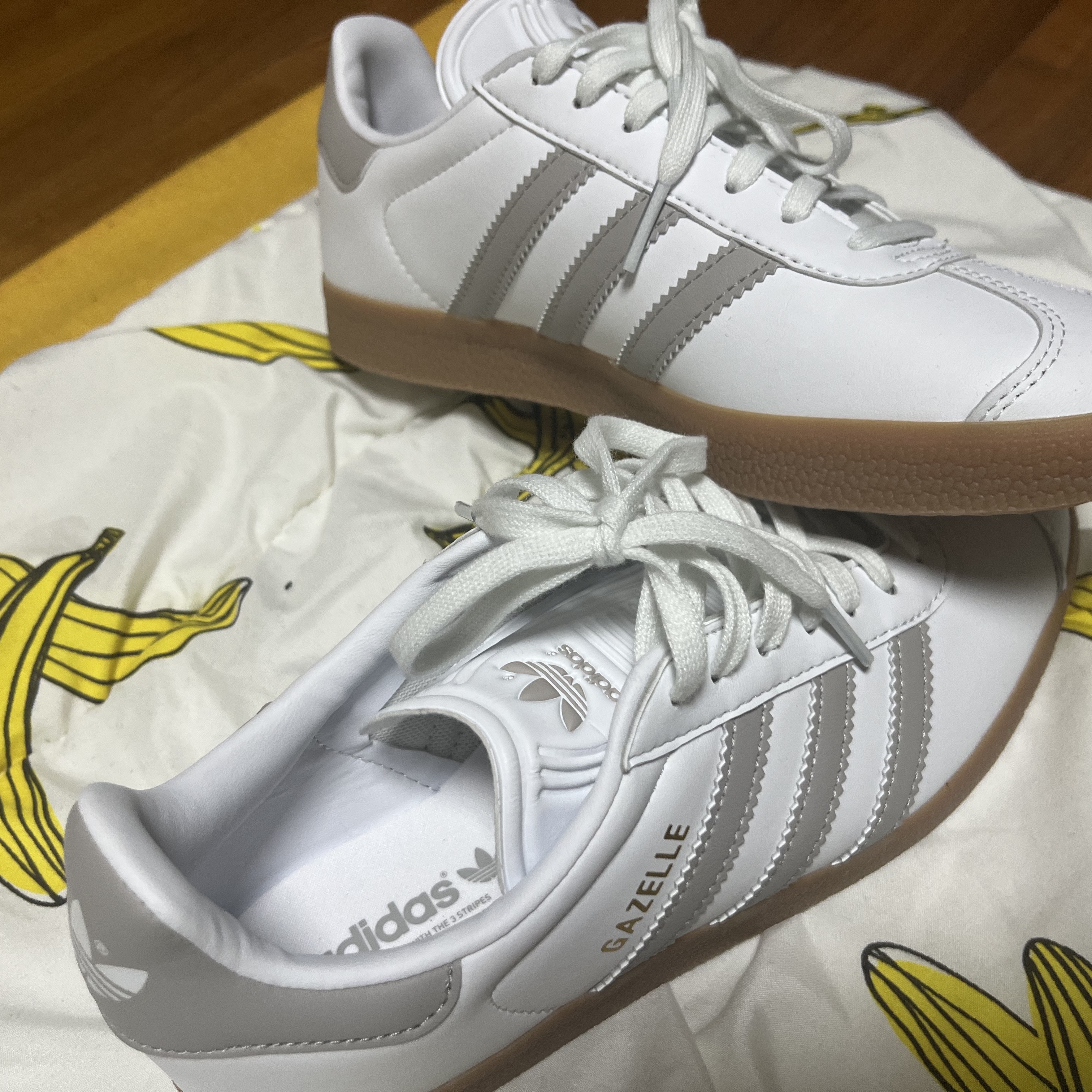 Adidas Gazelle White Grey 착용 스타일