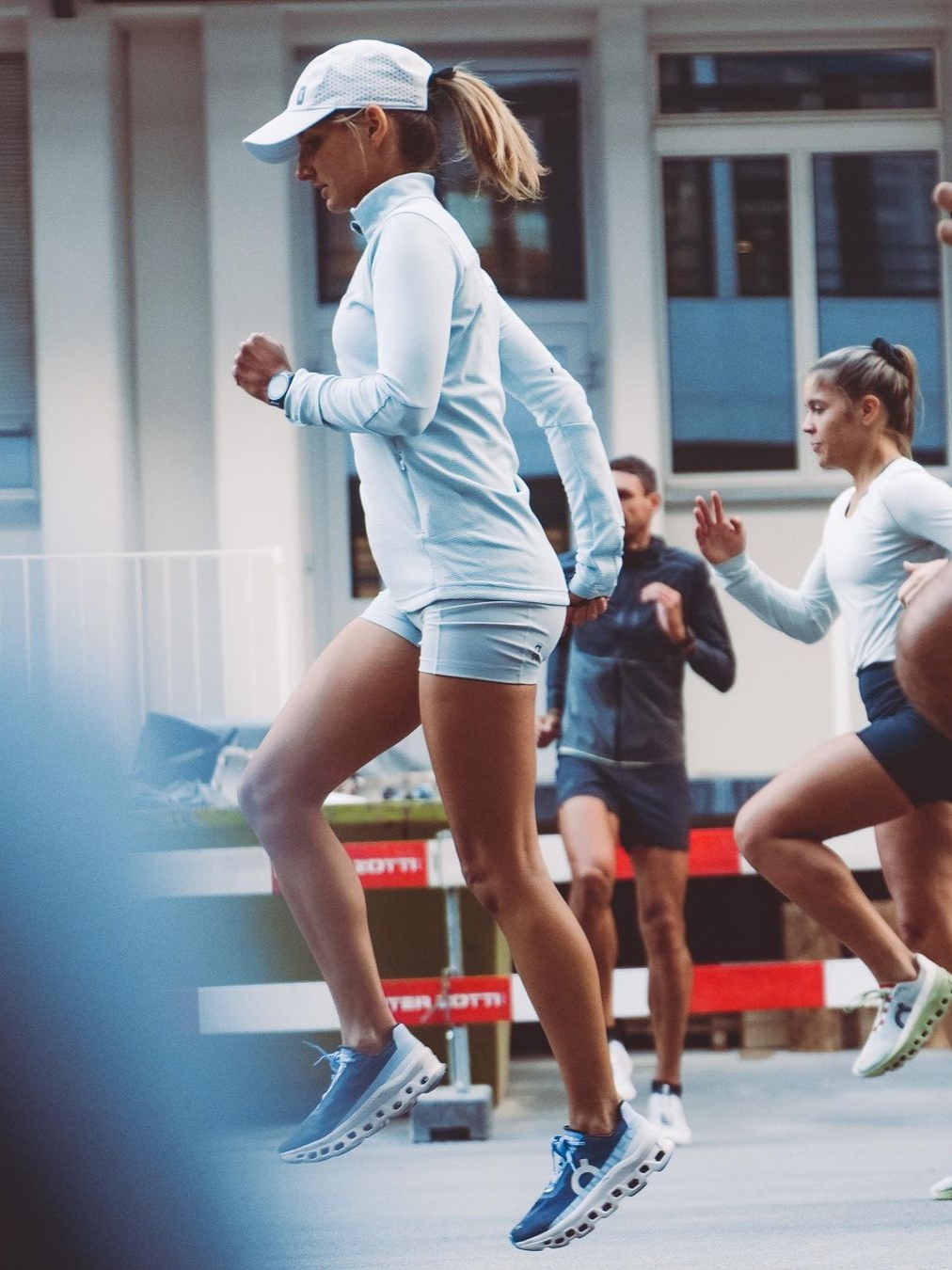 On Running Women On Cloud Monster Acai Lavender 착용 스타일