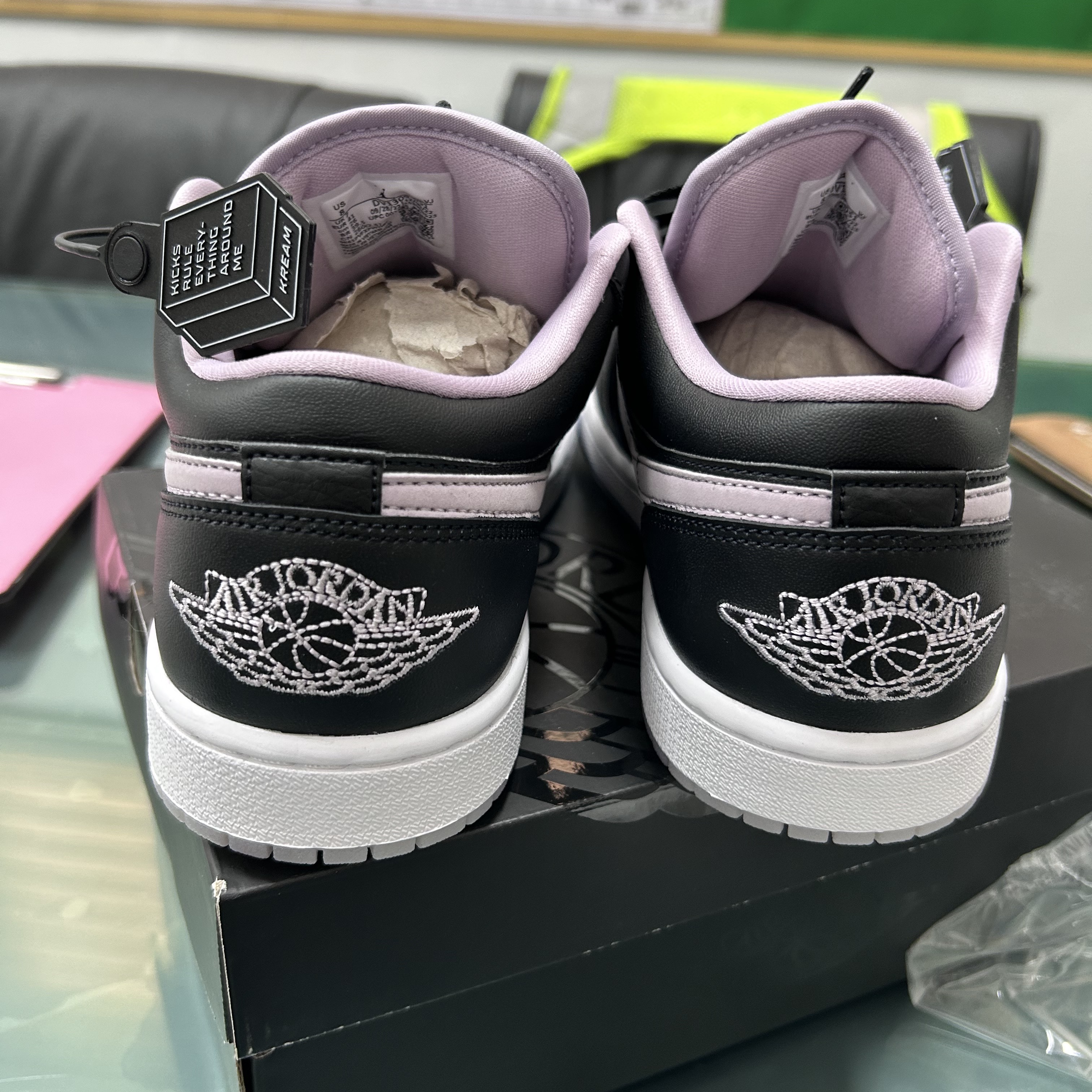 Jordan 1 Low SE Black Iced Lilac 착용 스타일 - 2