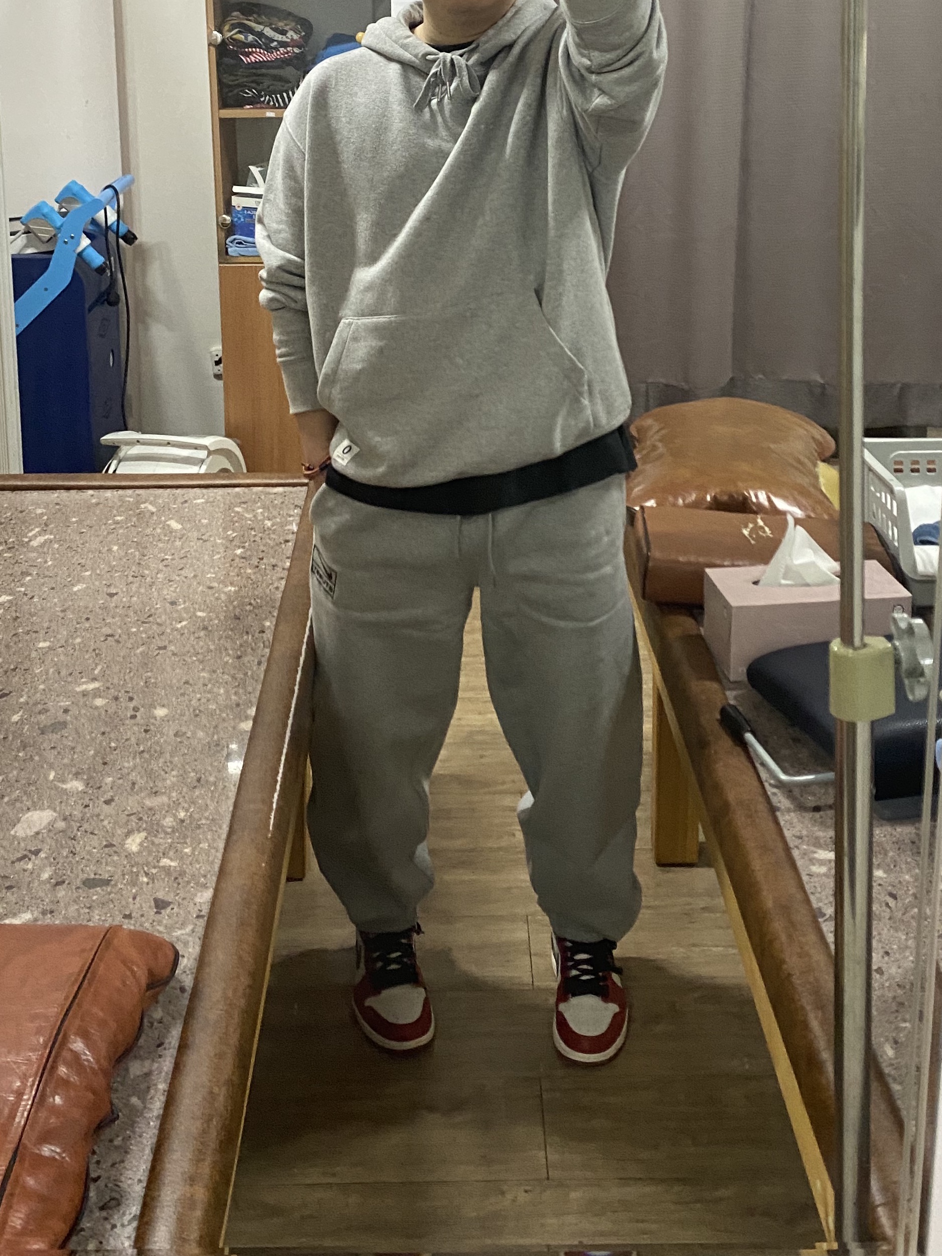 Nike x Stussy NRG Fleece Pants Dark Grey Heather (DO9340-063) 착용 스타일 - 2