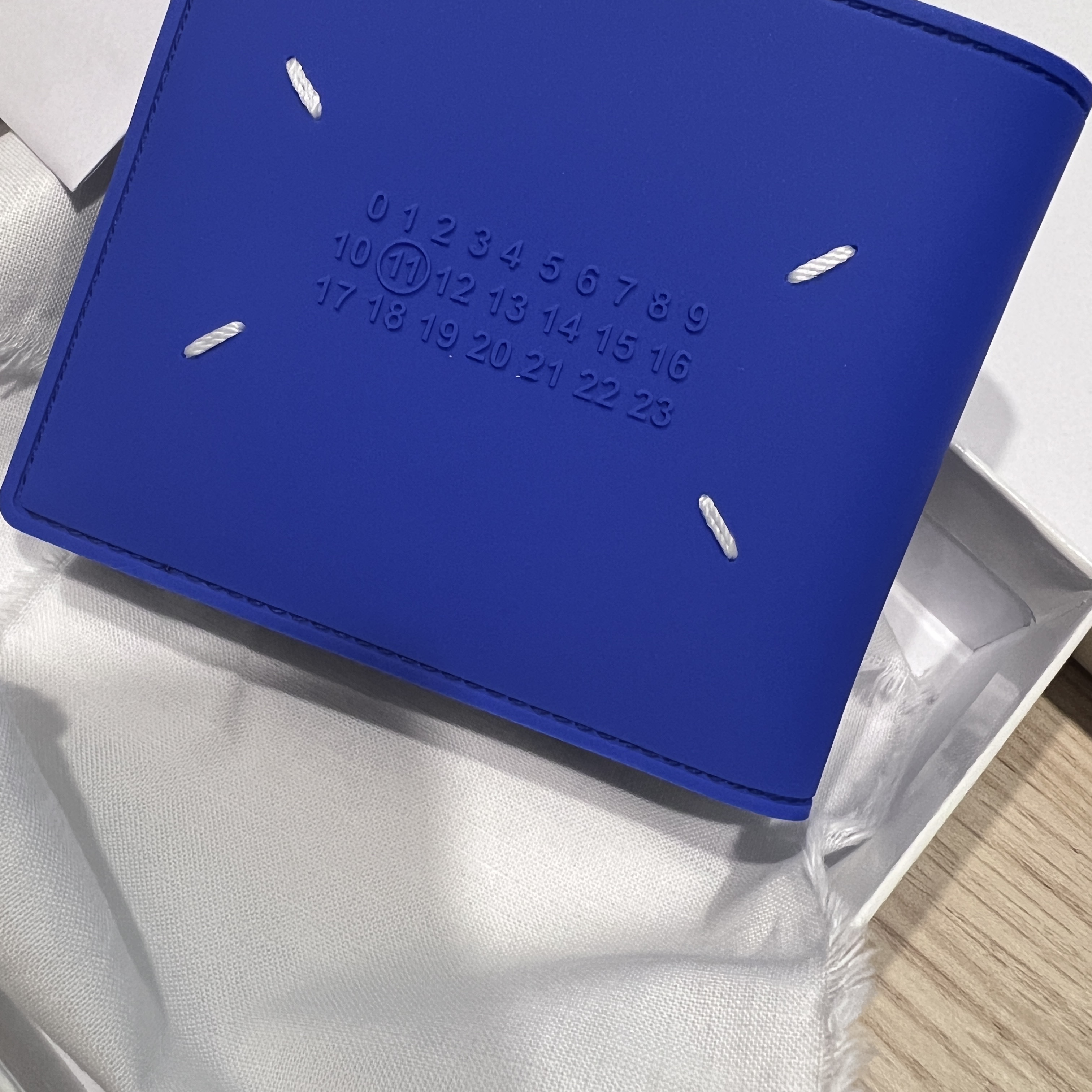 Maison Margiela Rubber Leather Bi-Fold Wallet Klein Blue 착용 스타일 - 1