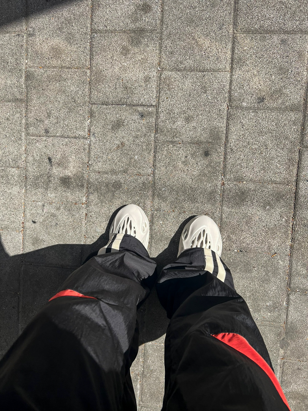 Jordan 1 Retro High OG University Blue, Balenciaga Explorer XXL Beltpack Black 착용 스타일 - 3