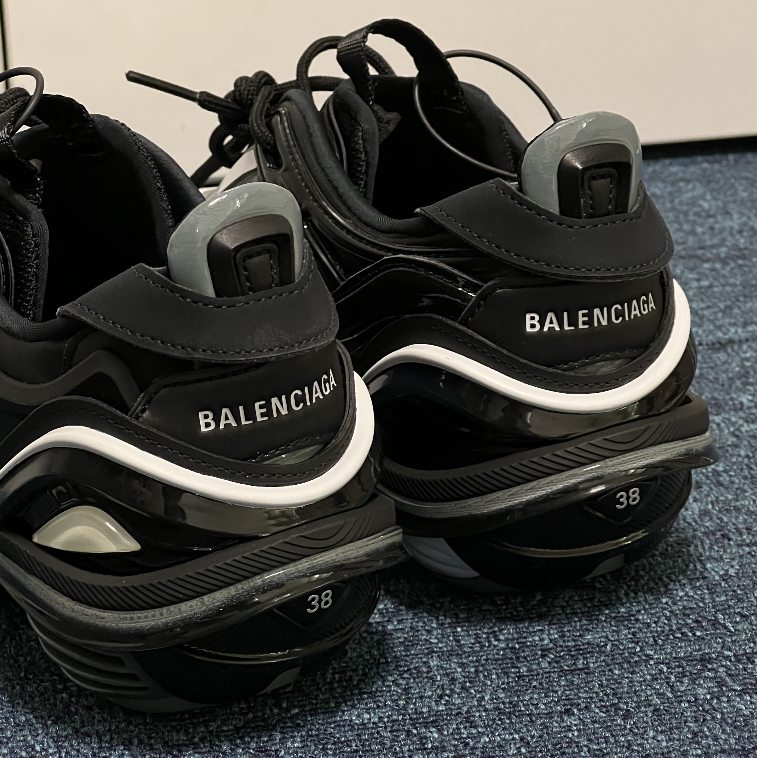(W) Balenciaga Tyrex Sneakers Black White 착용 스타일 - 2