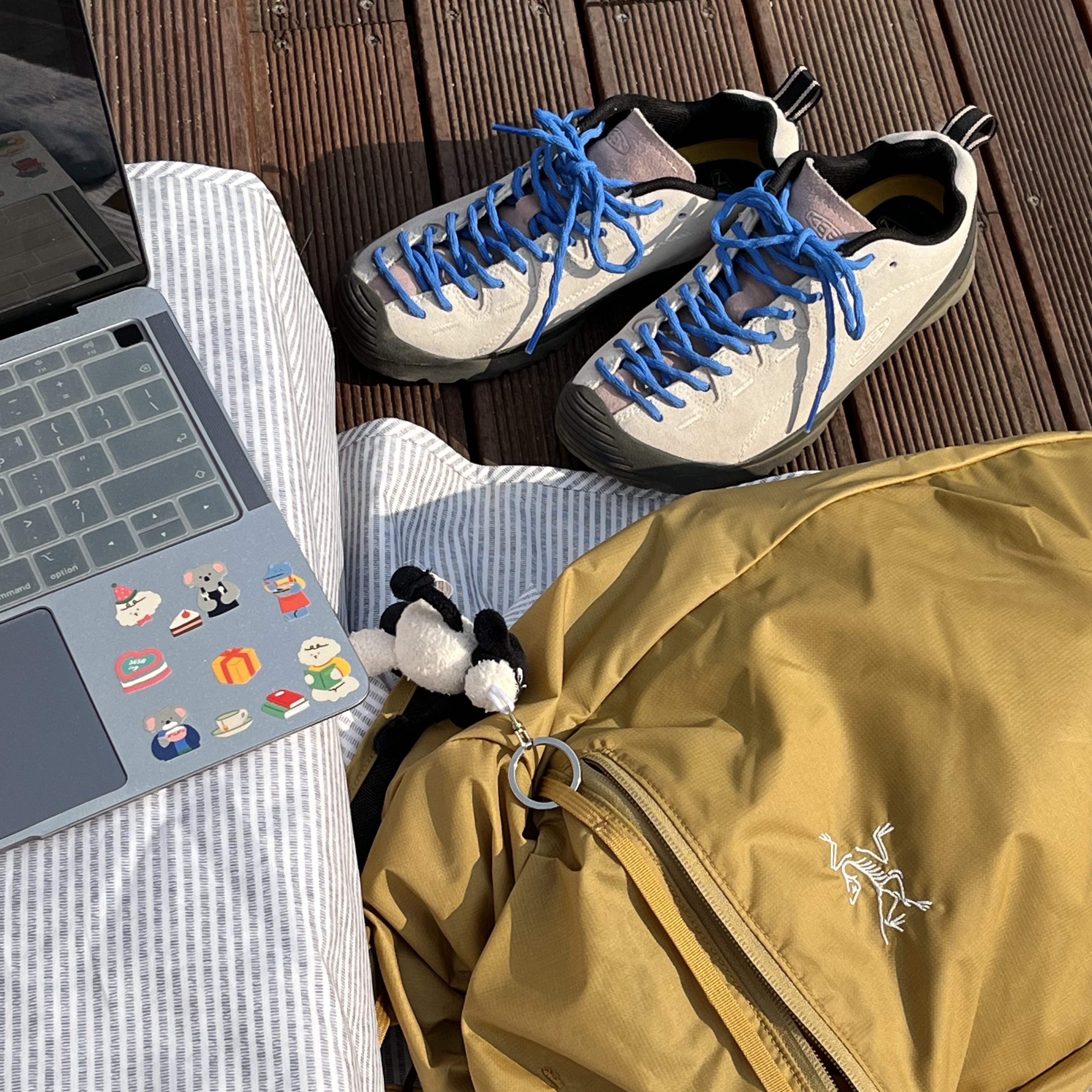 Arc'teryx Heliad 10 Backpack Retreat, (W) Keen Jasper Suede Sneakers Birch Fawn 착용 스타일