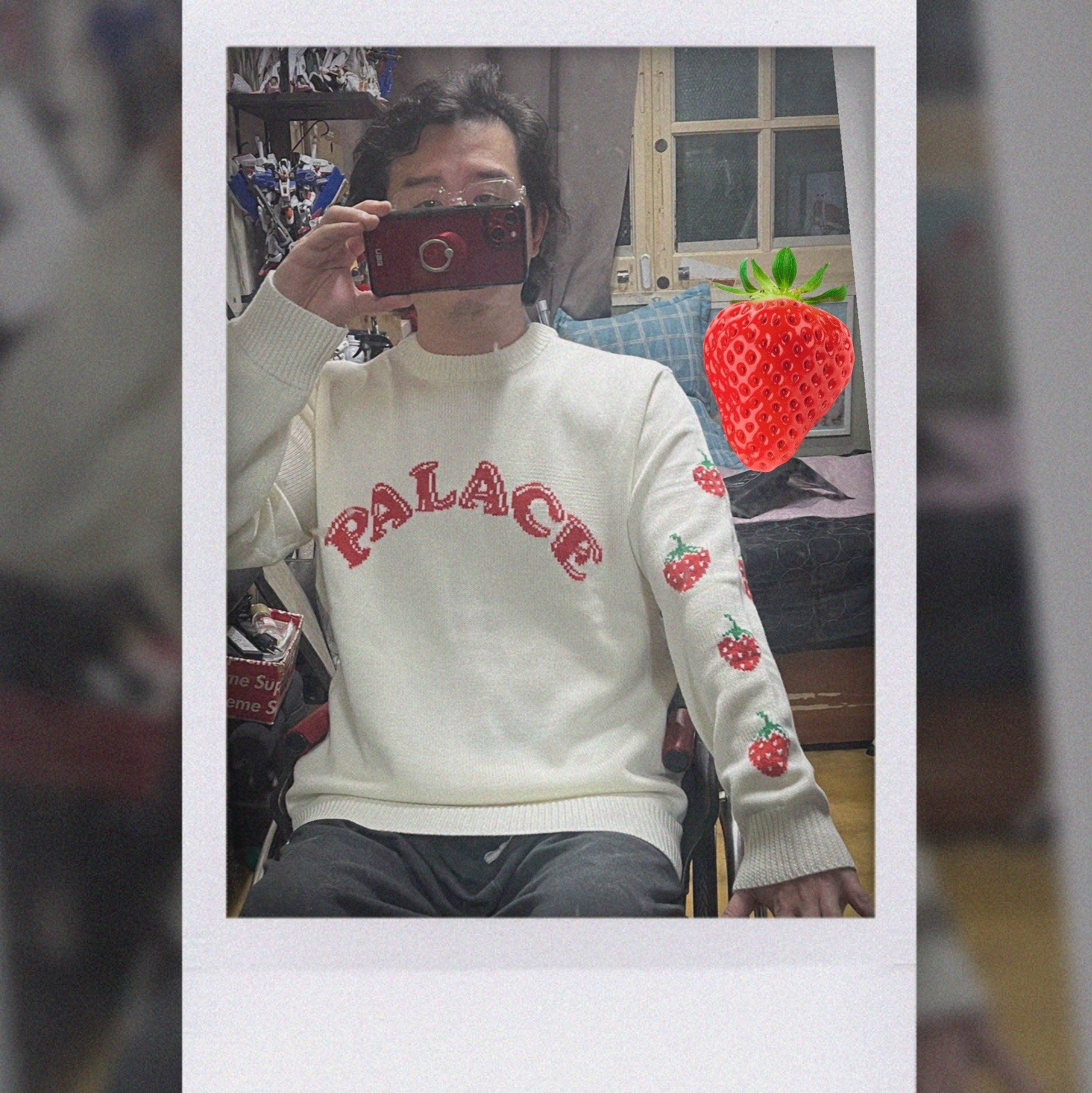 Palace Strawberry Knit White - 22SS 착용 스타일 - 1