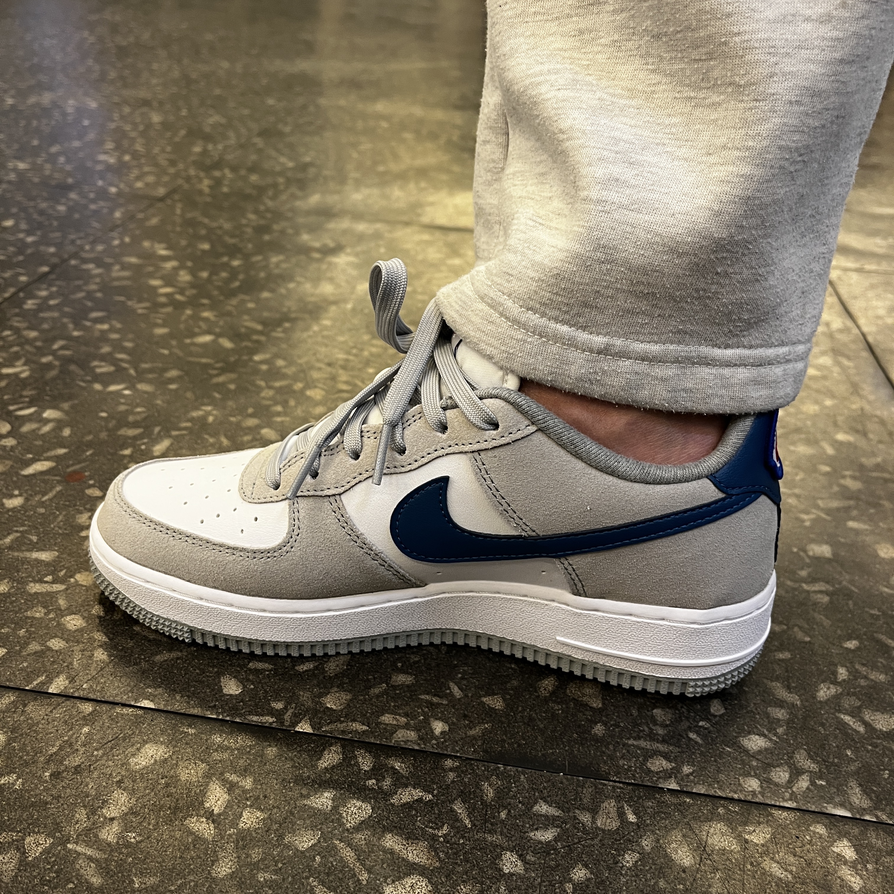 (GS) Nike Air Force 1 LV8 Athletic Club Light Smoke Grey Marina 착용 스타일 - 3