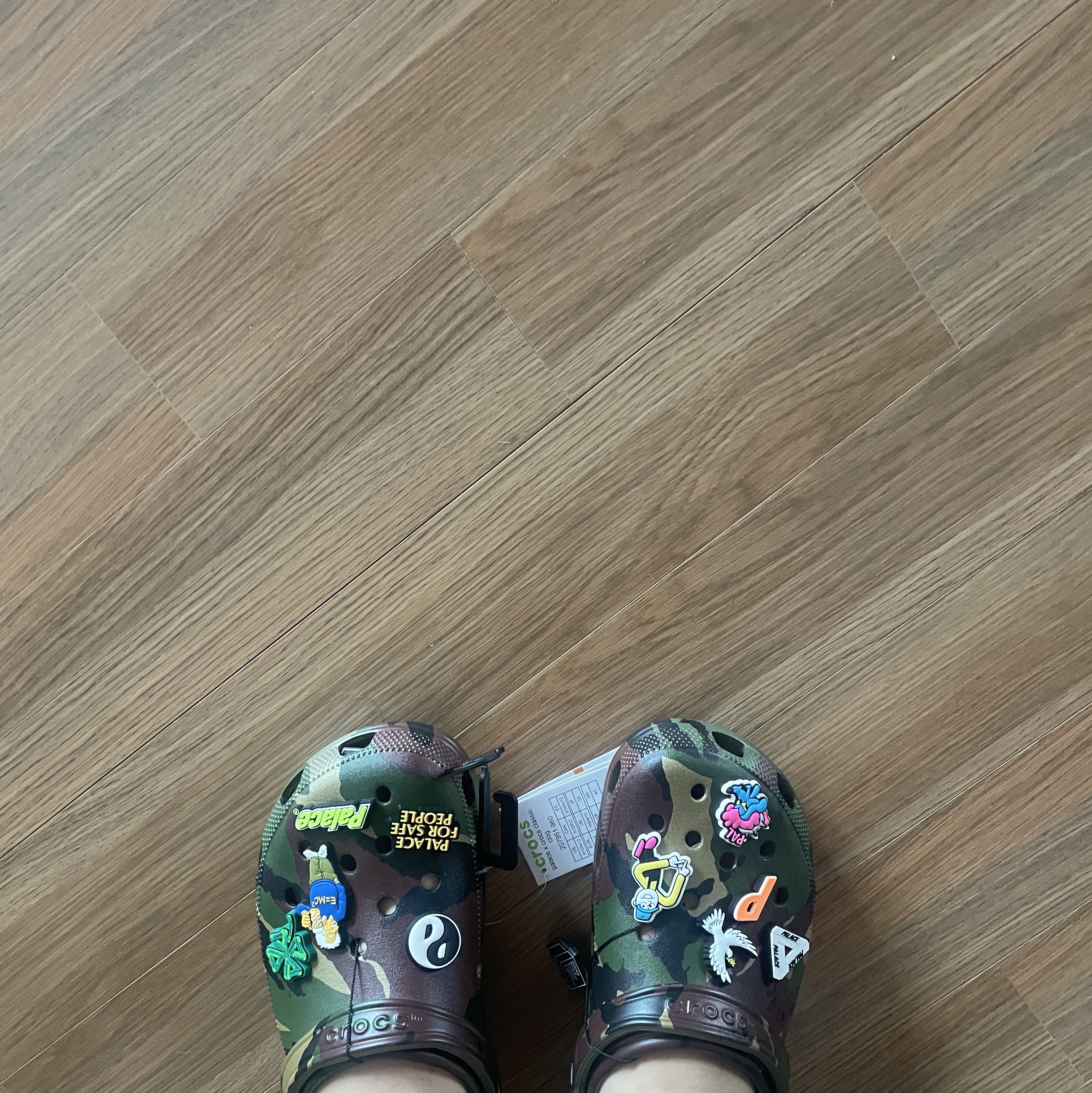 Crocs x Palace Classic Clog Woodland Camo 착용 스타일