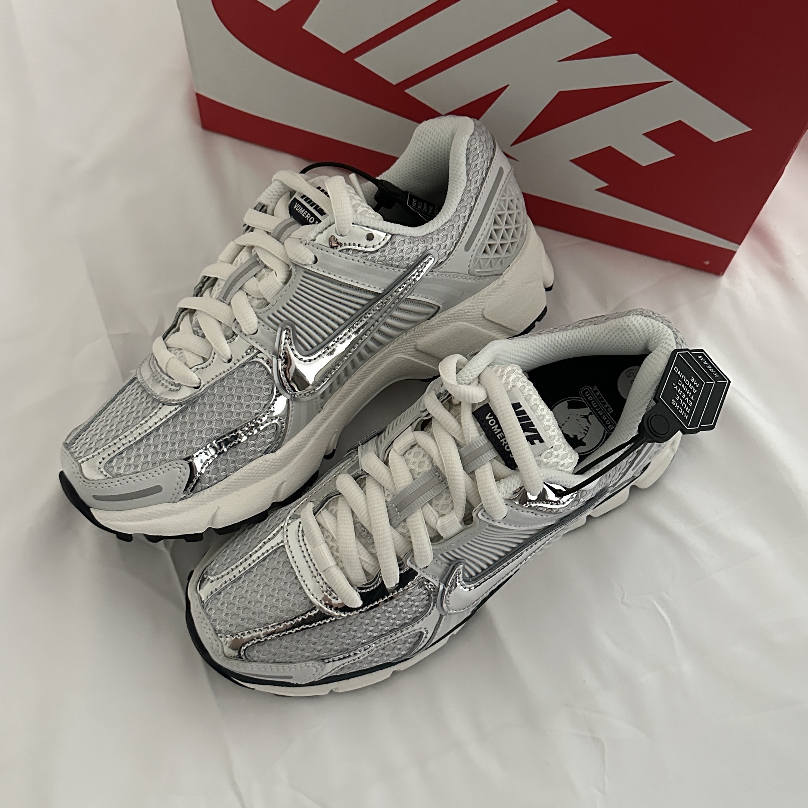 (W) Nike Zoom Vomero 5 Photon Dust and Metallic Silver 착용 스타일