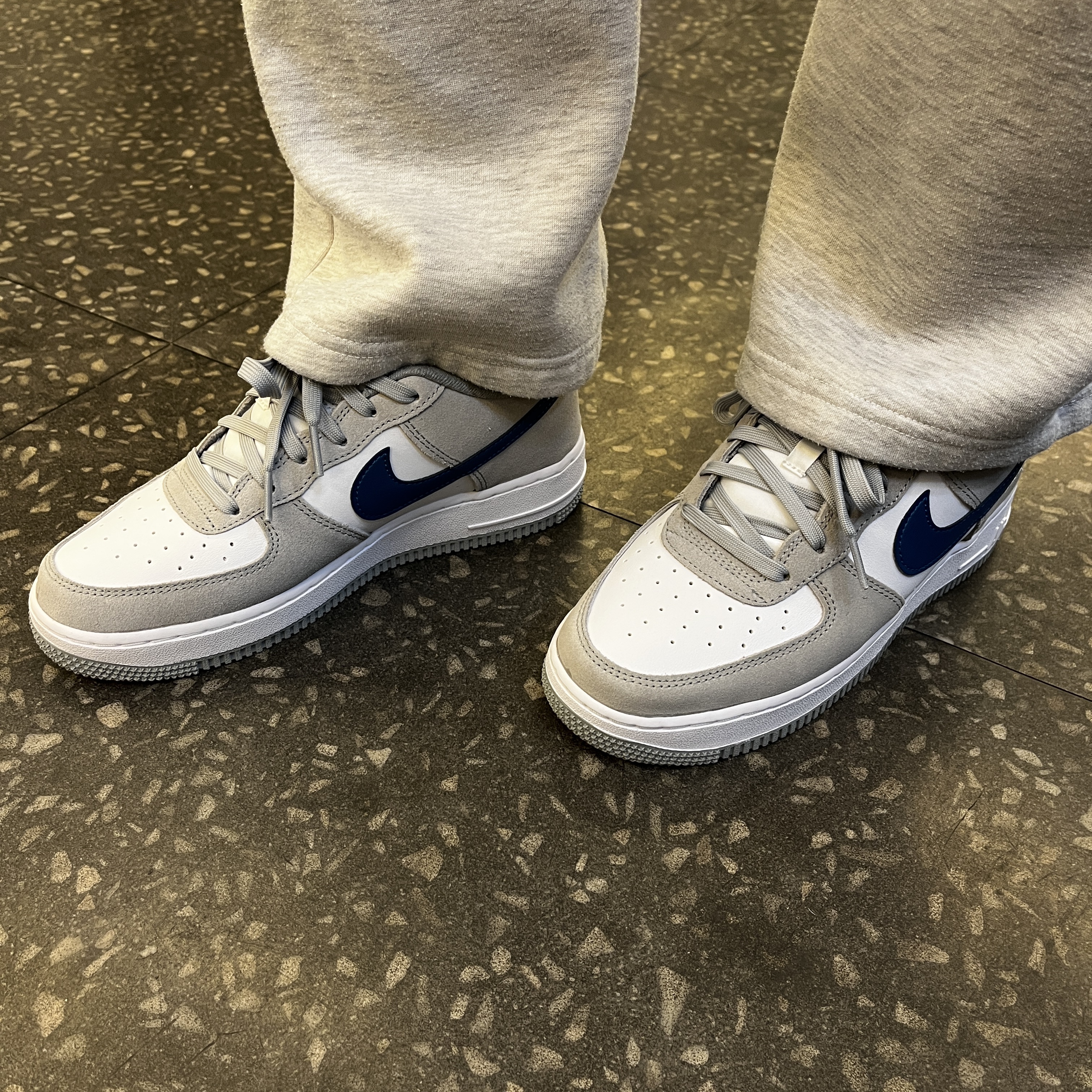 (GS) Nike Air Force 1 LV8 Athletic Club Light Smoke Grey Marina 착용 스타일 - 1