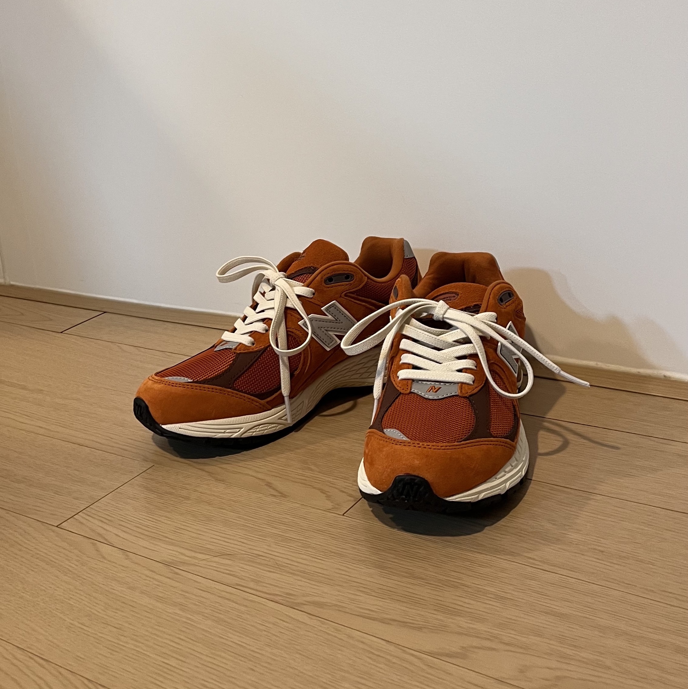 New Balance 2002R Rust Oxide 착용 스타일 - 1