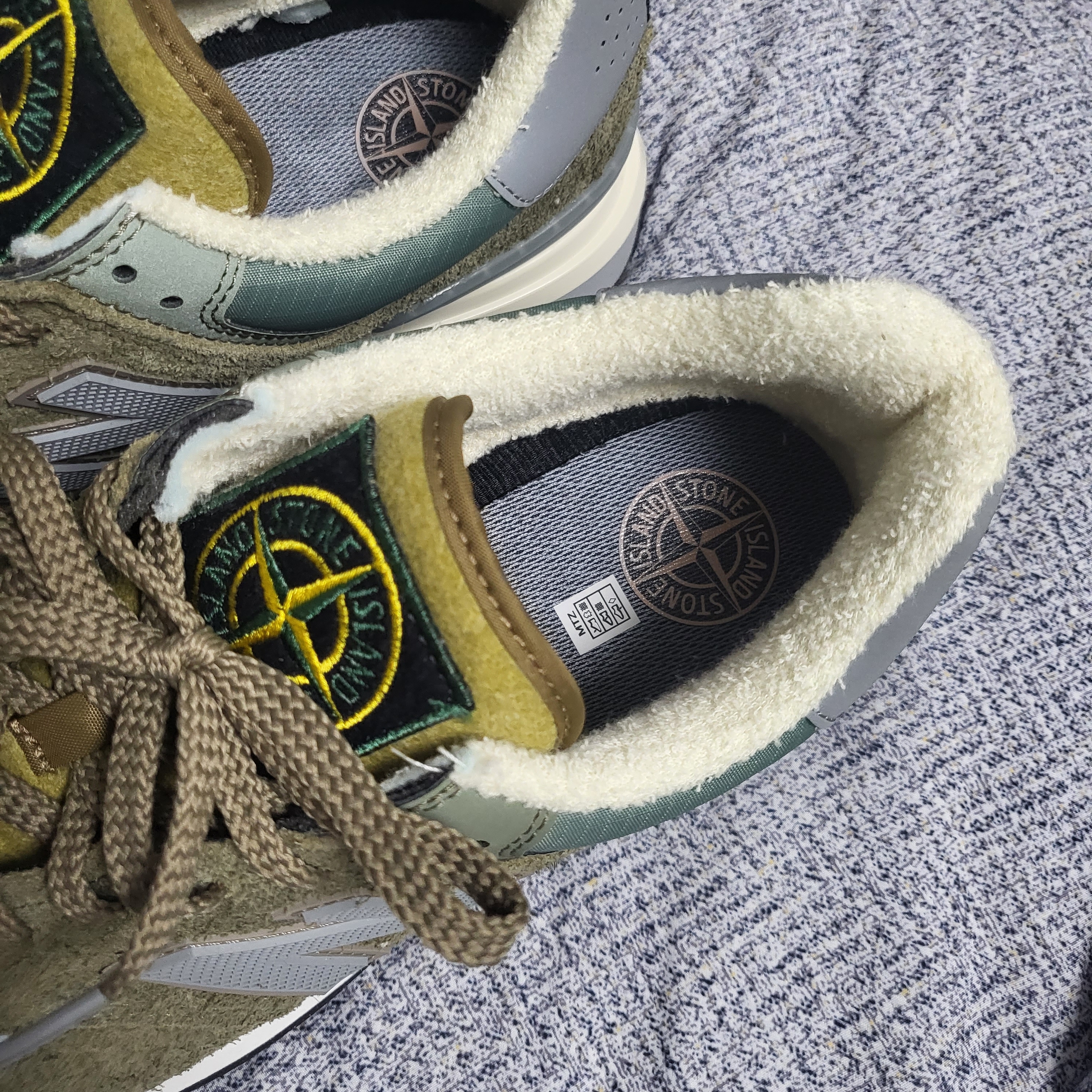 New Balance x Stone Island 574 Legacy Green 착용 스타일 - 3