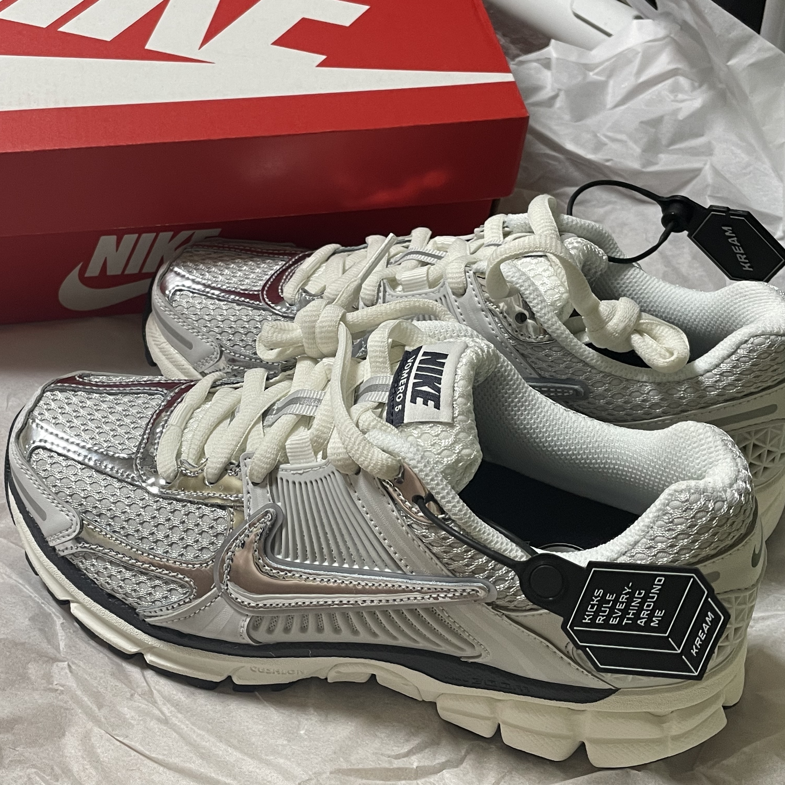 (W) Nike Zoom Vomero 5 Photon Dust and Metallic Silver 착용 스타일