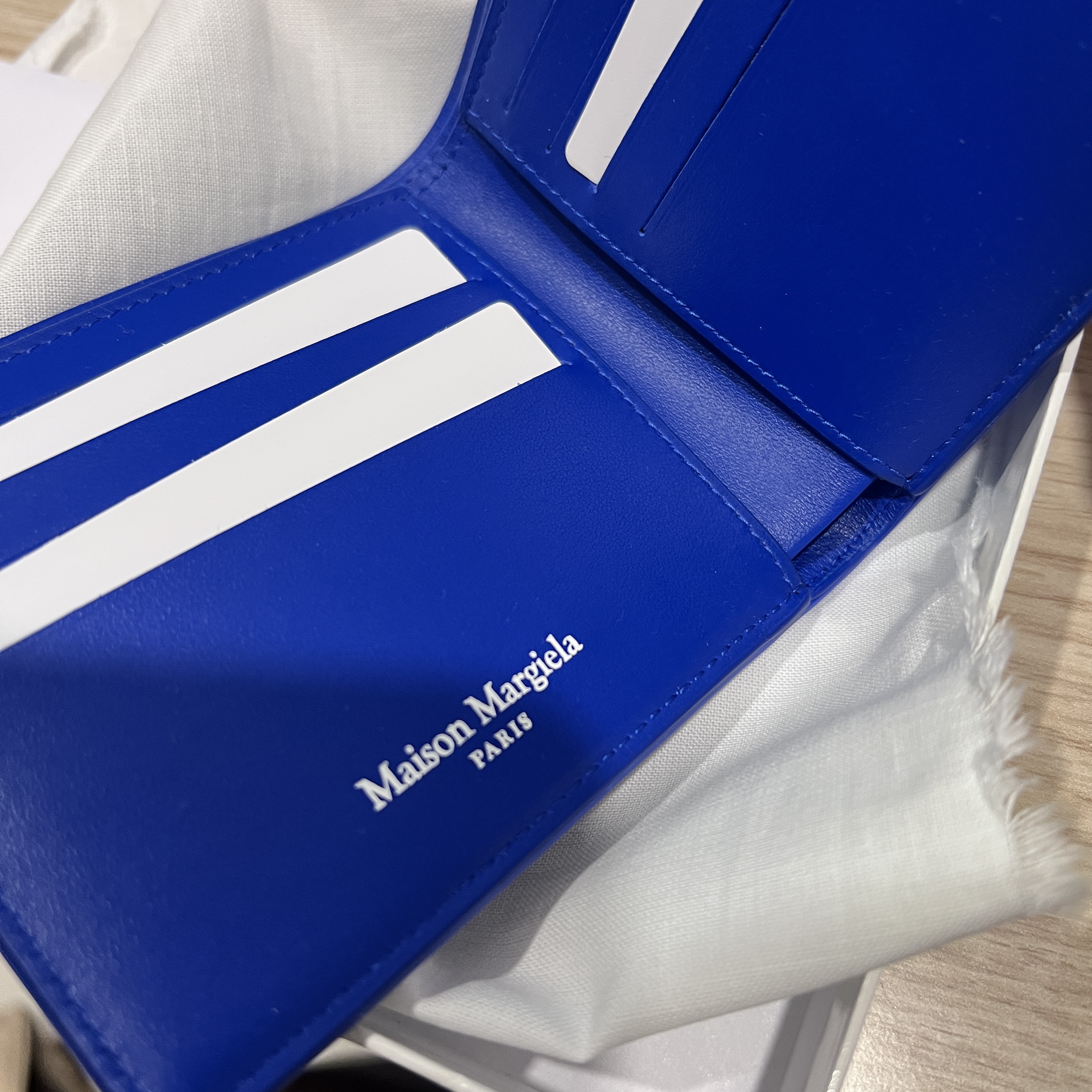 Maison Margiela Rubber Leather Bi-Fold Wallet Klein Blue 착용 스타일 - 2