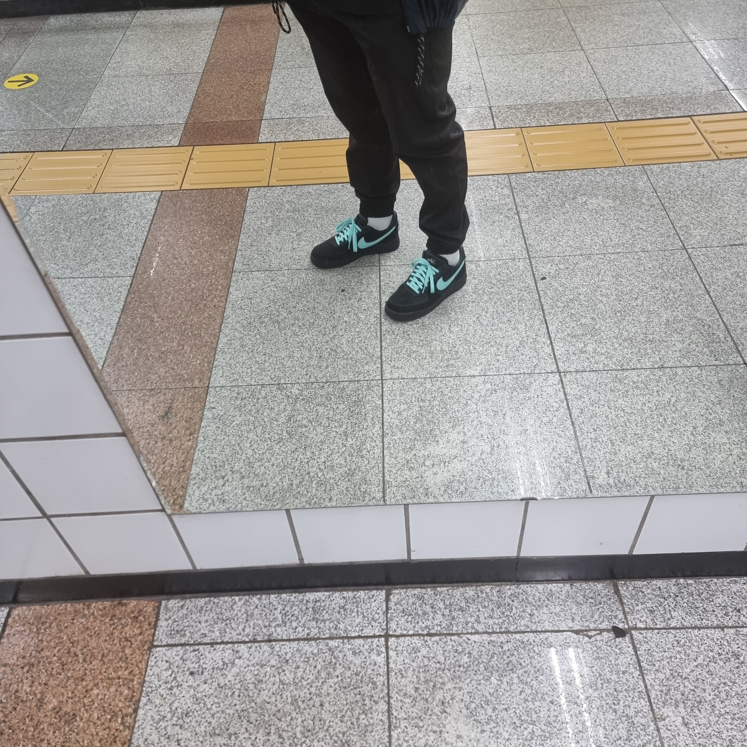 Nike x Tiffany & Co. Air Force 1 Low SP 1837 착용 스타일 - 3
