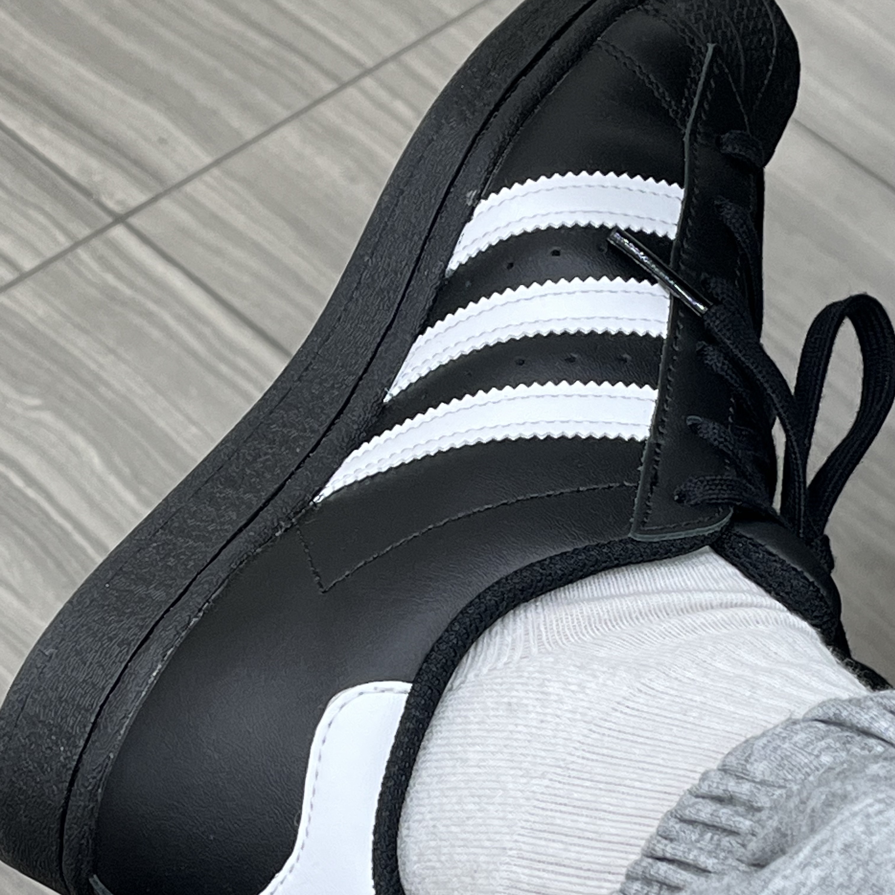 (J) Adidas Superstar Black White 착용 스타일