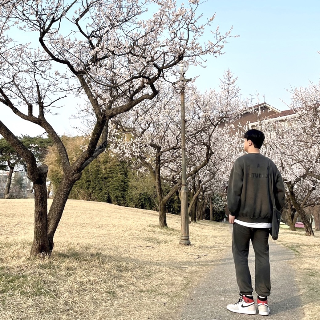 IAB Studio Pigment Sweatshirt & Mini Bag Black, Jordan 1 Retro High OG Light Smoke Grey 착용 스타일