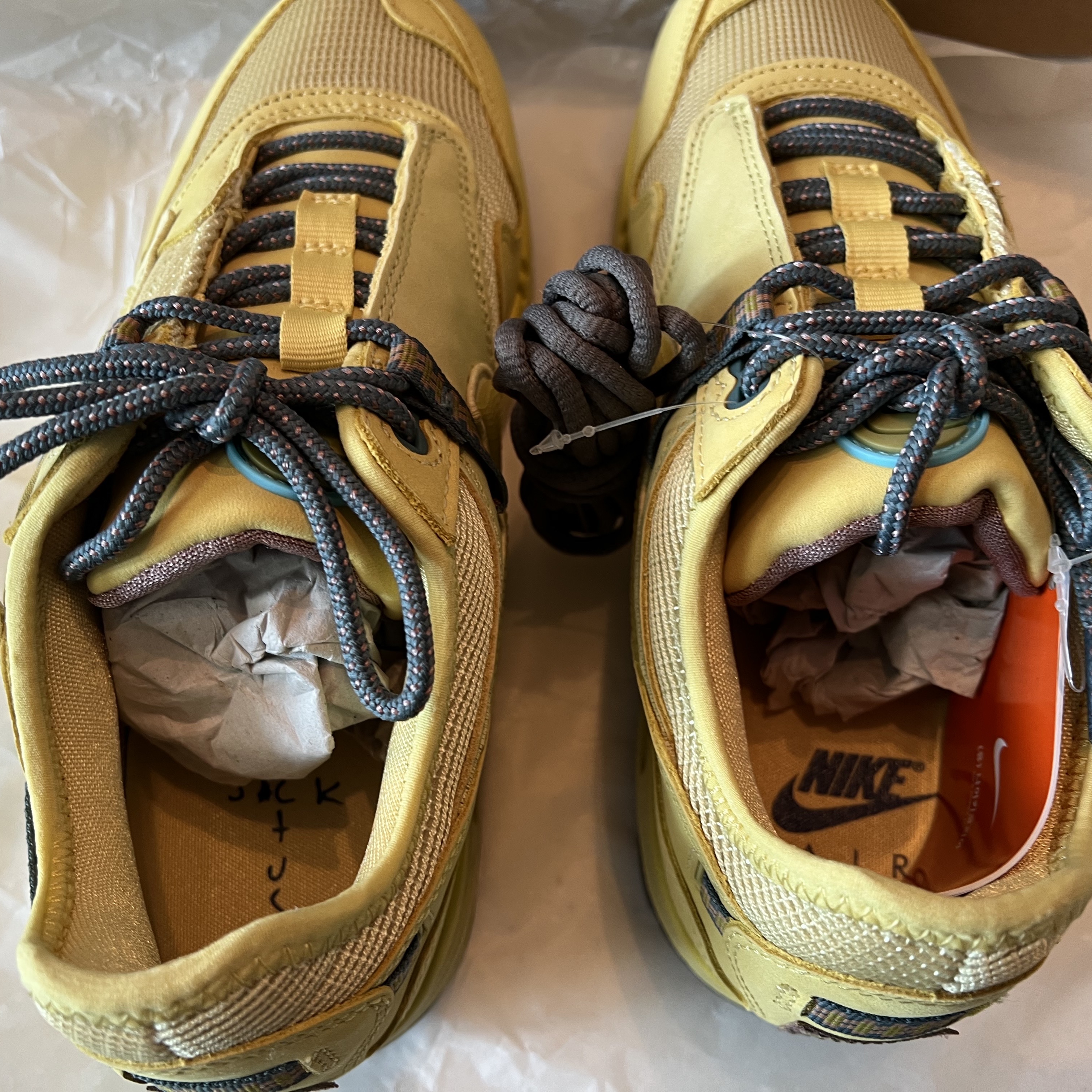 Nike x Travis Scott Air Max 1 Cact.us Gold 착용 스타일