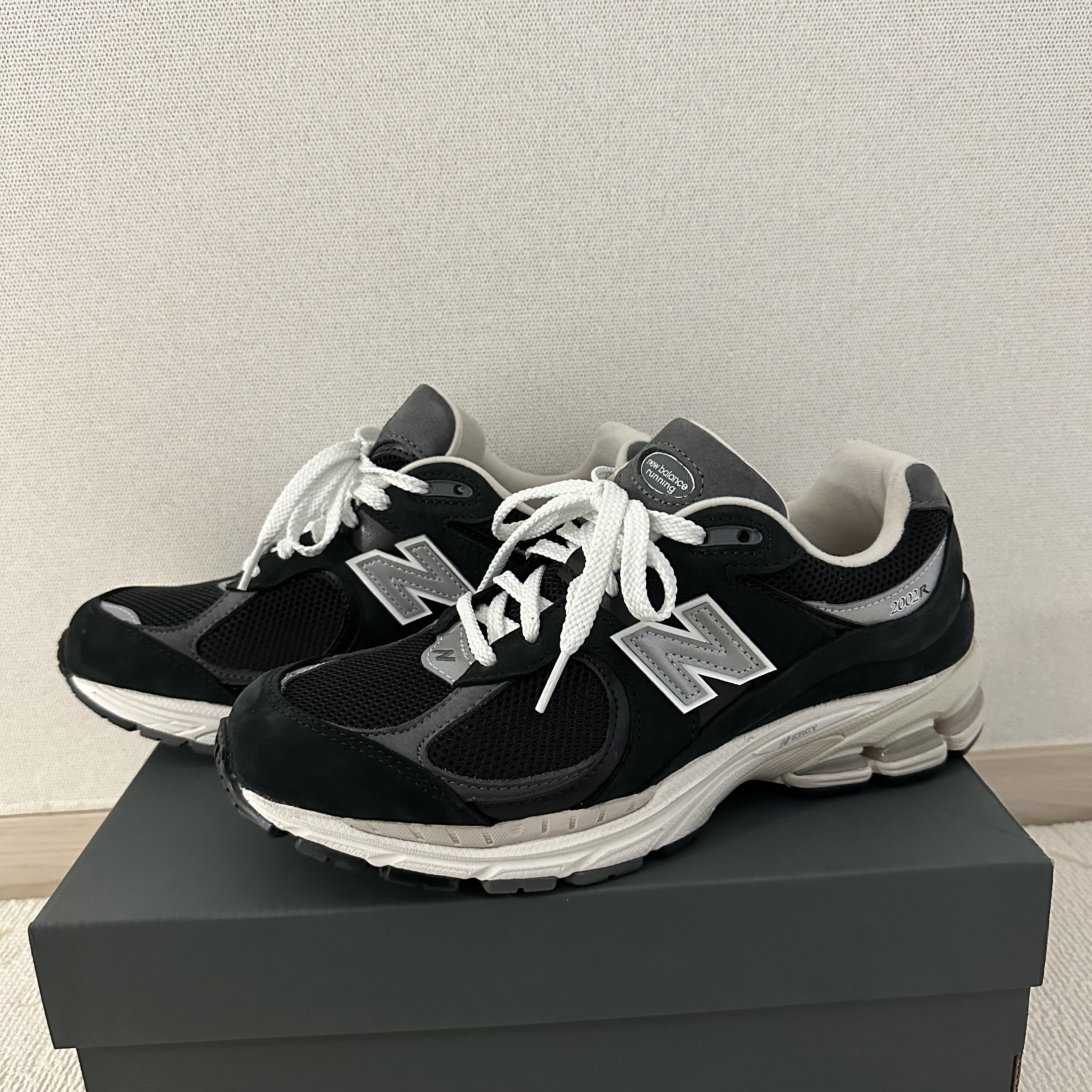 New Balance 2002R Premium Vintage Black 착용 스타일